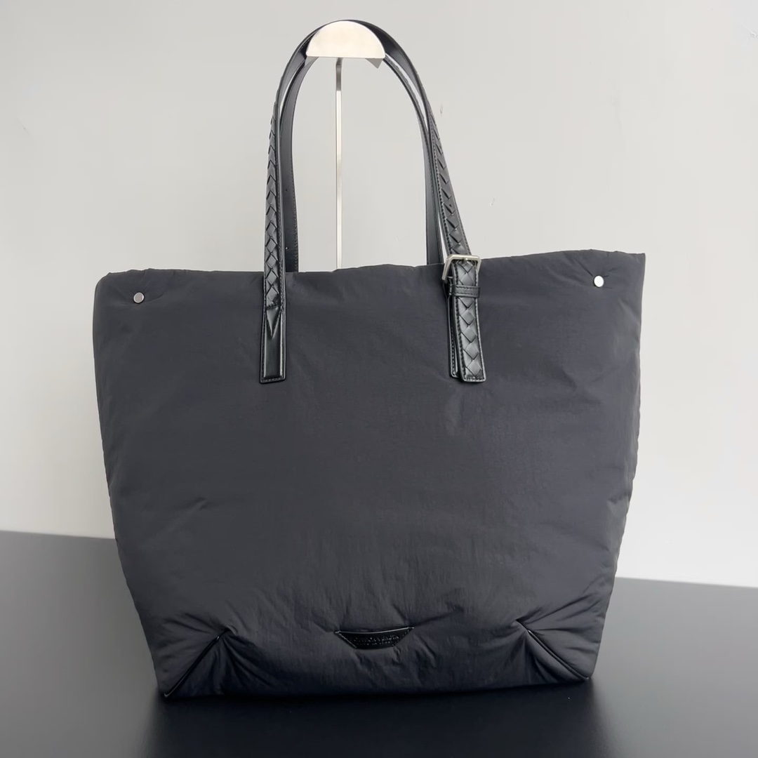Bottega Veneta One pack for multiple uses