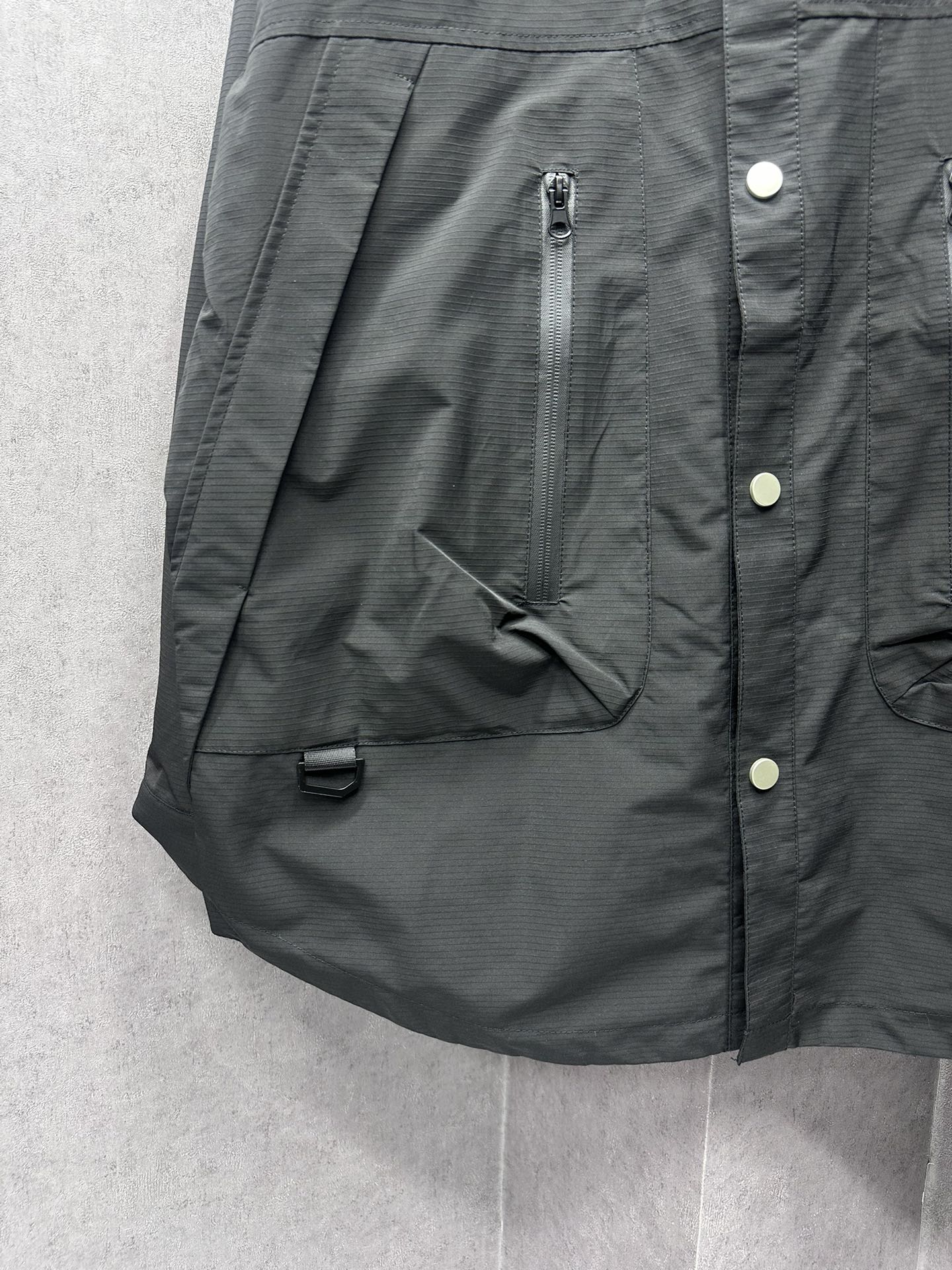 Descente DiSant’s City Function Series Outdoor Jacket: Windproof, Waterproof, and Stylish! - 图片 5