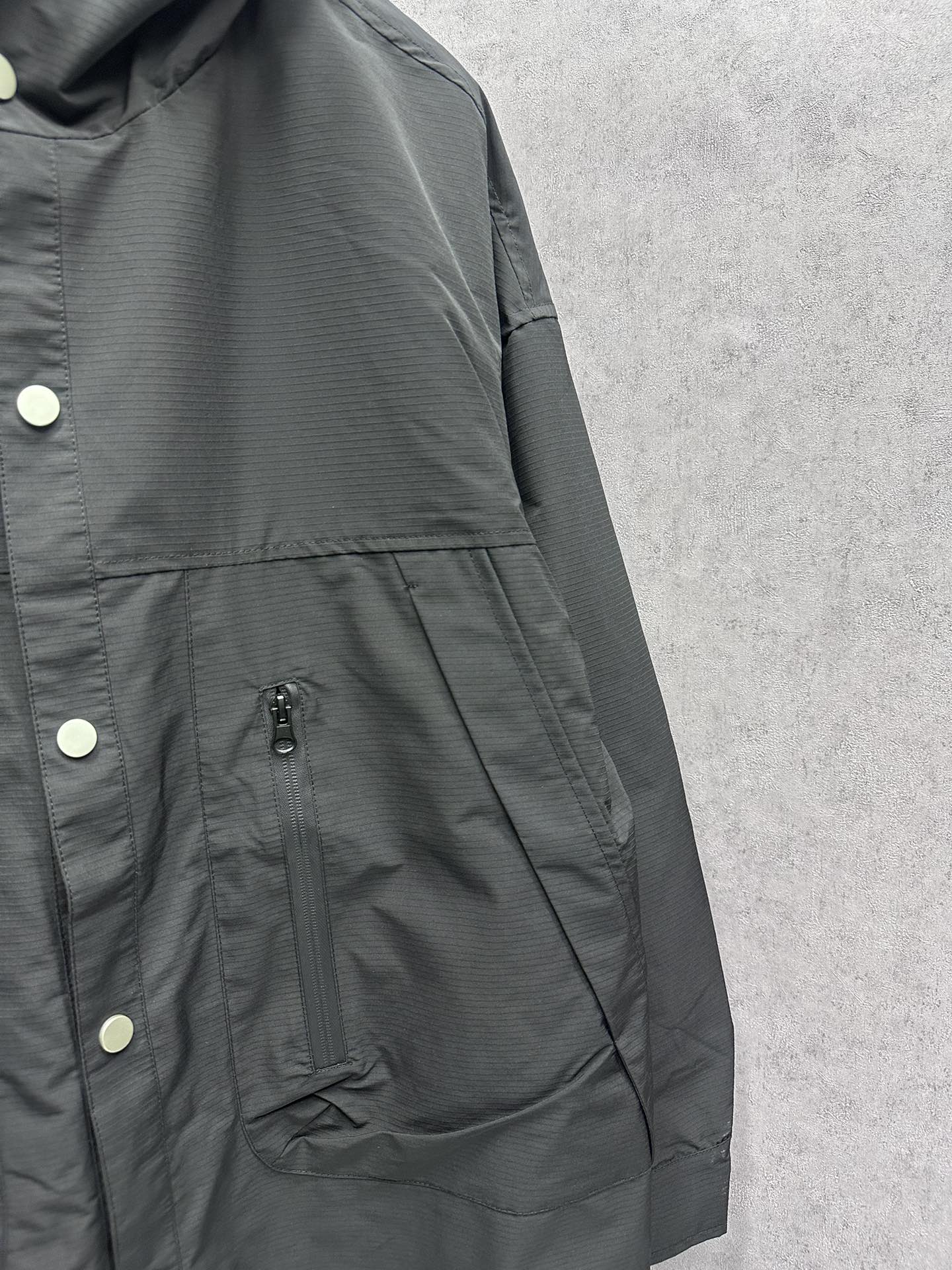 Descente DiSant’s City Function Series Outdoor Jacket: Windproof, Waterproof, and Stylish! - 图片 4