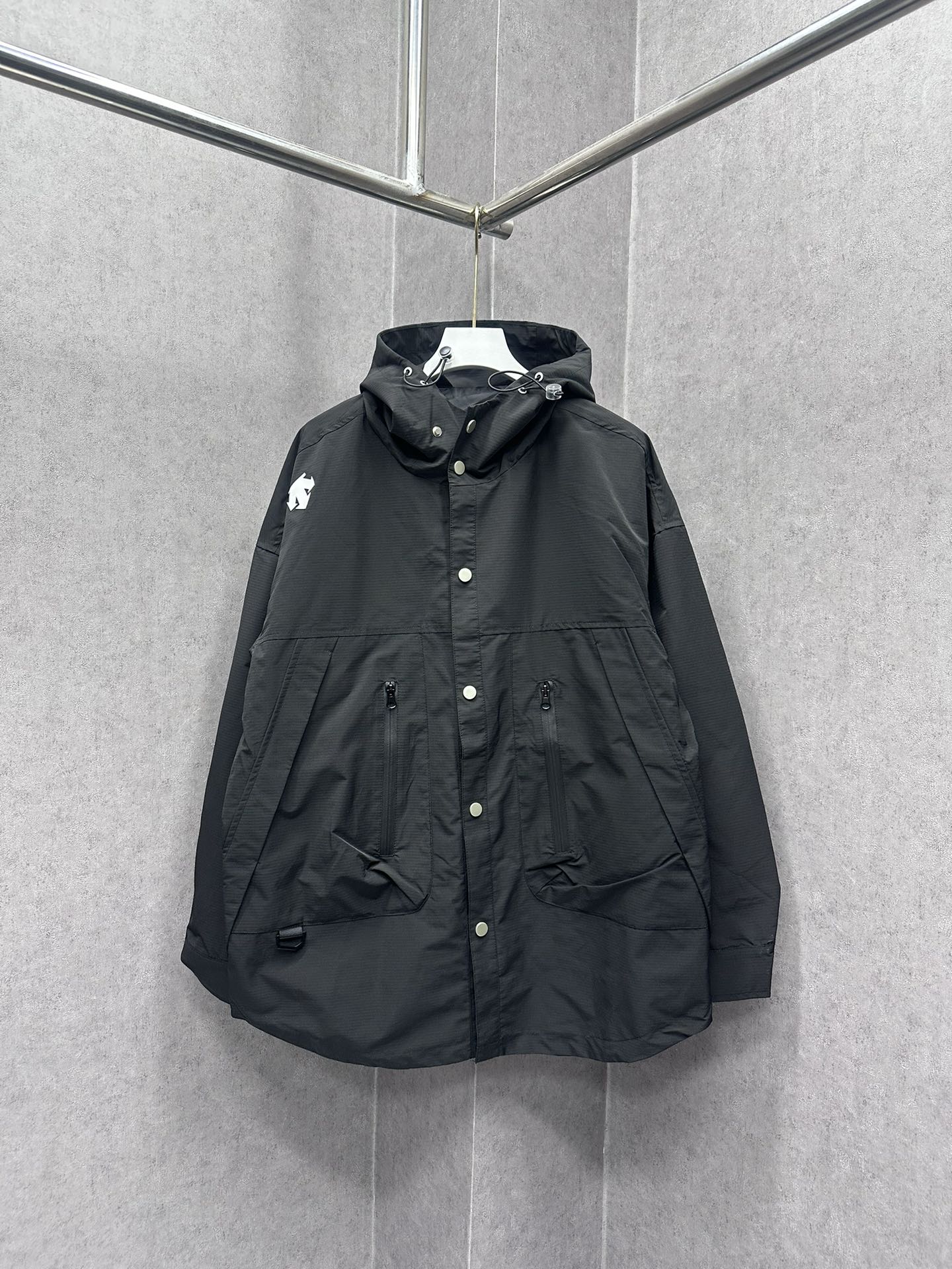 Descente DiSant’s City Function Series Outdoor Jacket: Windproof, Waterproof, and Stylish!