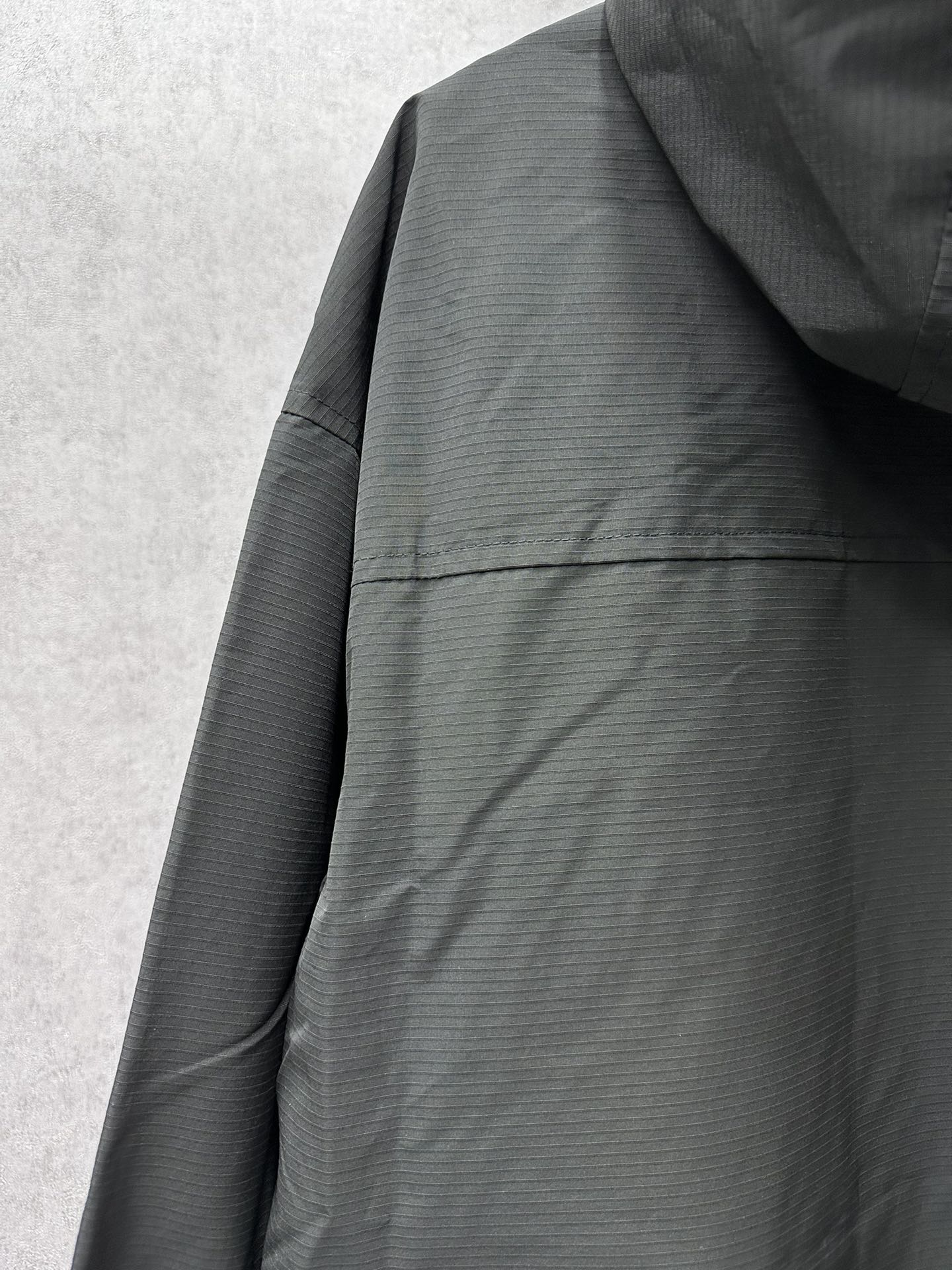 Descente DiSant’s City Function Series Outdoor Jacket: Windproof, Waterproof, and Stylish! - 图片 7