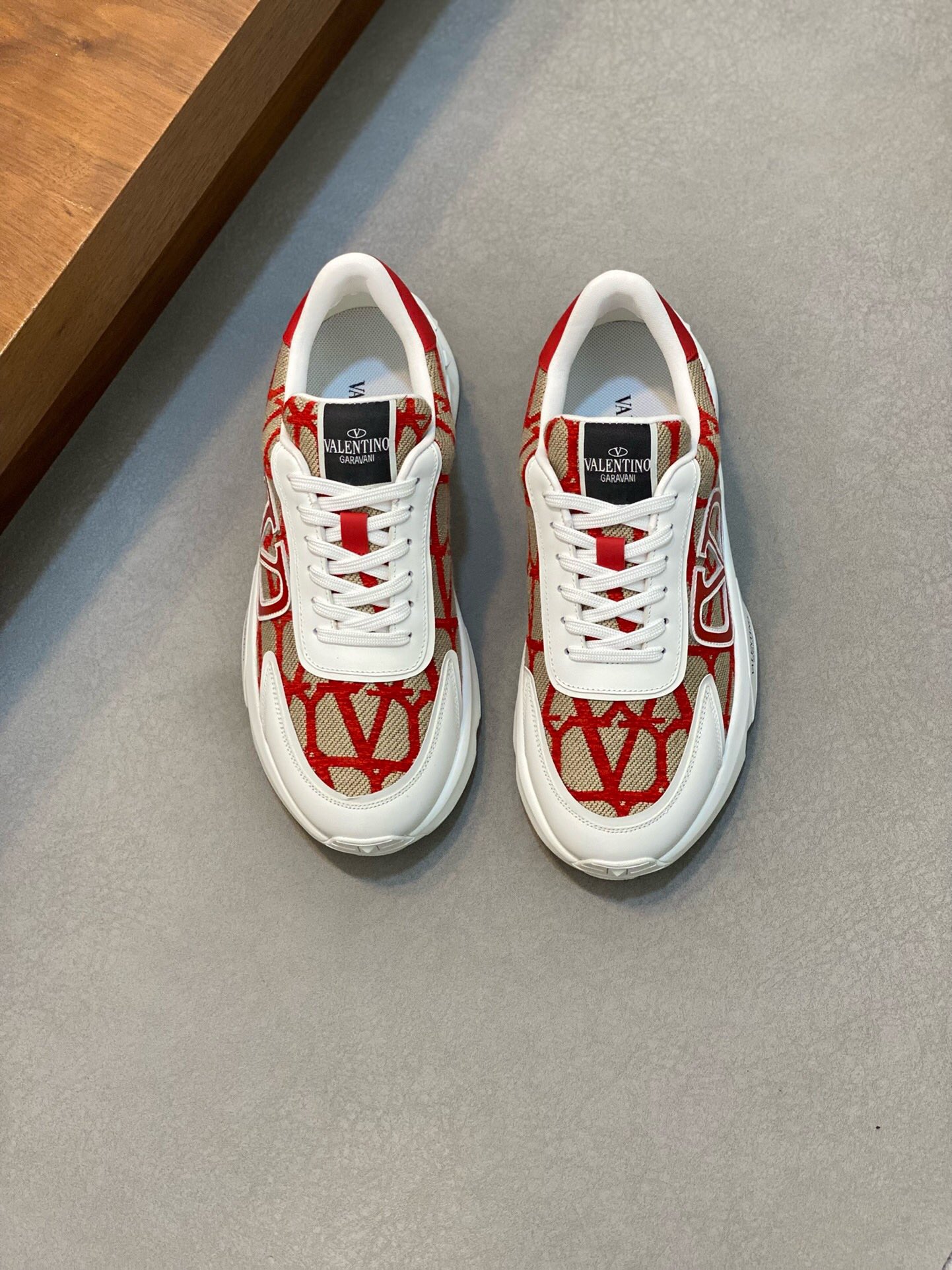 NO:219050,Brand VALENTINO Color Original Color Pair Code 39-44 Customized 38.45 Price Material Valentino New Men's Shoes 1:1 Original Replica!  Top-grade original single quality latest casual sports shoes. The upper is spliced ​​with multiple materials, breathable mesh, multi-layer combination of anti-slip sole. It is built with heavy industry. Good products pay attention to every detail. A must-have item for all seasons, unique design concepts, Valentino casual shoes, valentino, valentino, sneakers19860909品牌VALENTINO 颜色原版配色 码数39-44定做38.45 价格 材质华伦天奴新款男鞋1:1原版复刻！顶级原单品质最新休闲运动鞋 .鞋面多种材料拼接,透气网里.多层组合防滑大底.重工打造,好货注重的是每一个细节.一年四季百搭潮款必备单品,独特的设计理念,华伦天奴休闲鞋,valentino,valentino,sneakers,Men's shoes