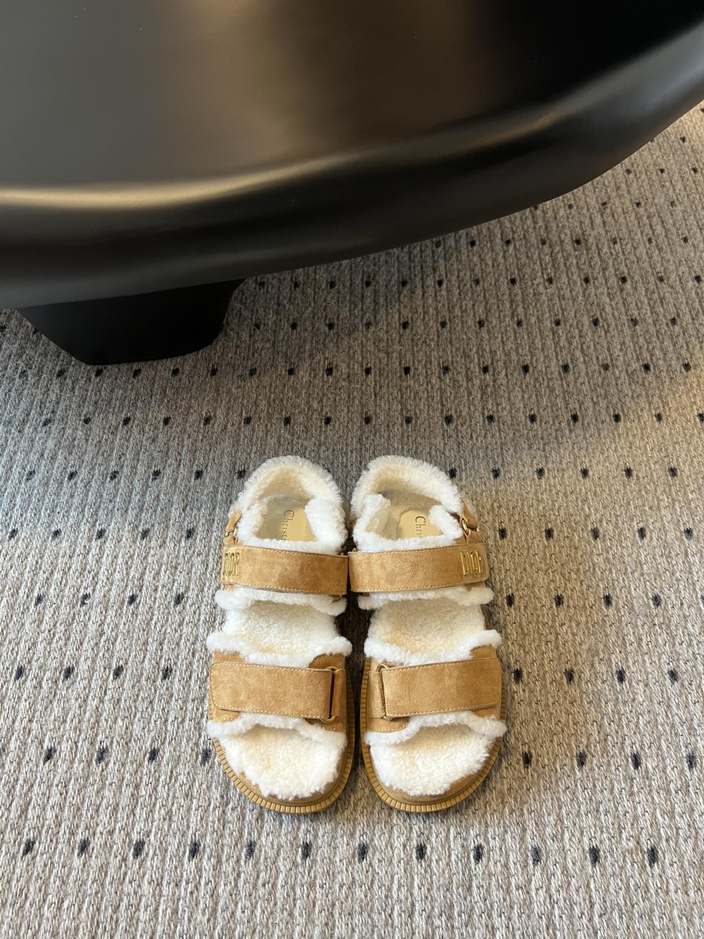 NO:512179,Top version Dior two-belt fur slippers Sandals Dior super cute fur drag comes. The latest style of the counter fur drag I believe is a must-have for many fashionable babies. It is also the most comfortable outfit for lazy people. Wearing socks and not wearing socks!  There is no pressure to increase 4CM!  Comfortable and versatile, pure imported A-grade lamb wool, integrated fur, metal Dior hardware logo/adjustable Velcro strap Original textured EVA notch sole Size35-39 (40, 41 custom made without return), sandals, dior, sandals, slippers, socks19860909顶级版本 Dior 二带毛毛拖鞋 凉鞋 Dior超可爱毛毛拖来咯 同布最新款专柜毛毛拖 我相信是很多时尚宝宝的必备款也 是懒人最舒适的穿搭 穿袜子 不穿袜子都好出彩！增高4CM一点压力没有！舒适百搭 纯进口A级羔羊毛打造 皮毛一体 金属 Dior五金标志/可调节的魔术贴饰带 原版纹理EVA凹口鞋底 Size35-39（40、41订做不退换）,凉鞋,dior,sandals,slippers,socks,Women's Shoes