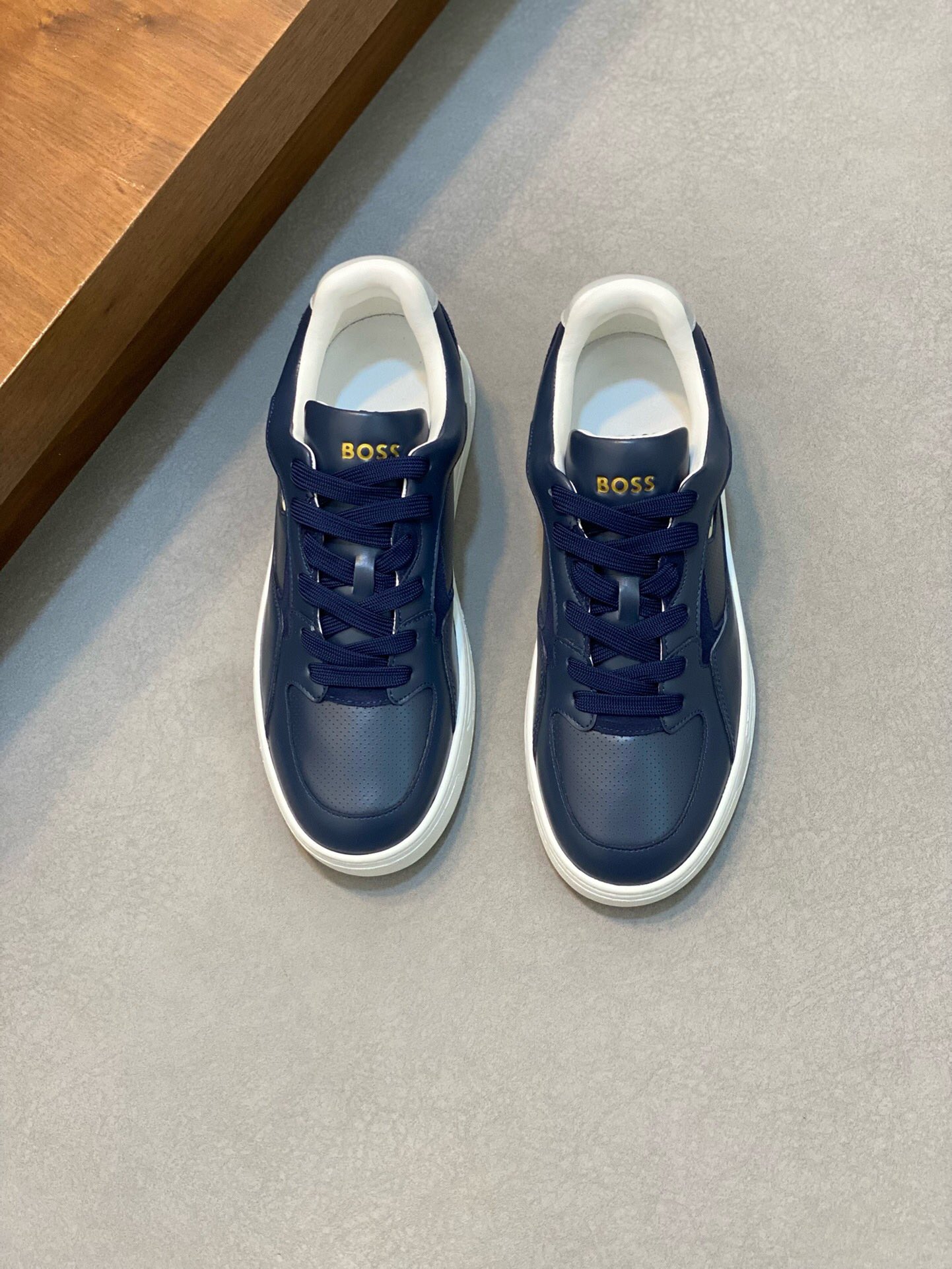 NO:219078,Brand BOSS original color matching, size 39-44 standard size Price Material BOSS new casual shoes This sneaker is made of cowhide material, the tongue is made of branded straps to show interesting brand characteristics. The rubber sole is based on interwoven letter patterns, and the rear decoration is designed with calfskin air compressor logo., BOOS casual shoes, sneakers, cowhide19860909品牌BOSS 颜色原版配色 码数39-44标准码 价格 材质BOSS新款休闲鞋 这款运动鞋精选牛皮材质制作,鞋舌以品牌饰带饰边,展现趣味品牌特色.橡胶鞋底以交织字母图案为基础,后饰片则采用小牛皮空压logo设计.,BOOS 休闲鞋,sneakers,cowhide,Men's shoes