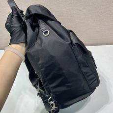 🎉新款双肩背包🎉2VZ110亮面肩背🎉🎉这款Re-Nylon双肩背包采用经典尼龙面料设计,复古怀旧五金, 🎉新款双肩背包🎉2VZ110亮面肩背🎉🎉这款Re-Nylon双肩背包采用经典尼龙面料设计,复古怀旧五金,