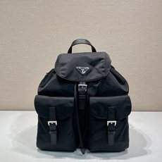 🎉新款双肩背包🎉2VZ110亮面肩背🎉🎉这款Re-Nylon双肩背包采用经典尼龙面料设计,复古怀旧五金, 🎉新款双肩背包🎉2VZ110亮面肩背🎉🎉这款Re-Nylon双肩背包采用经典尼龙面料设计,复古怀旧五金,