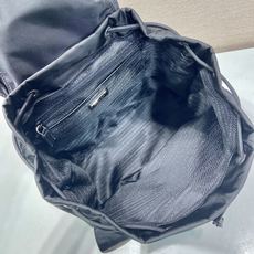 🎉新款双肩背包🎉2VZ110亮面肩背🎉🎉这款Re-Nylon双肩背包采用经典尼龙面料设计,复古怀旧五金, 🎉新款双肩背包🎉2VZ110亮面肩背🎉🎉这款Re-Nylon双肩背包采用经典尼龙面料设计,复古怀旧五金,