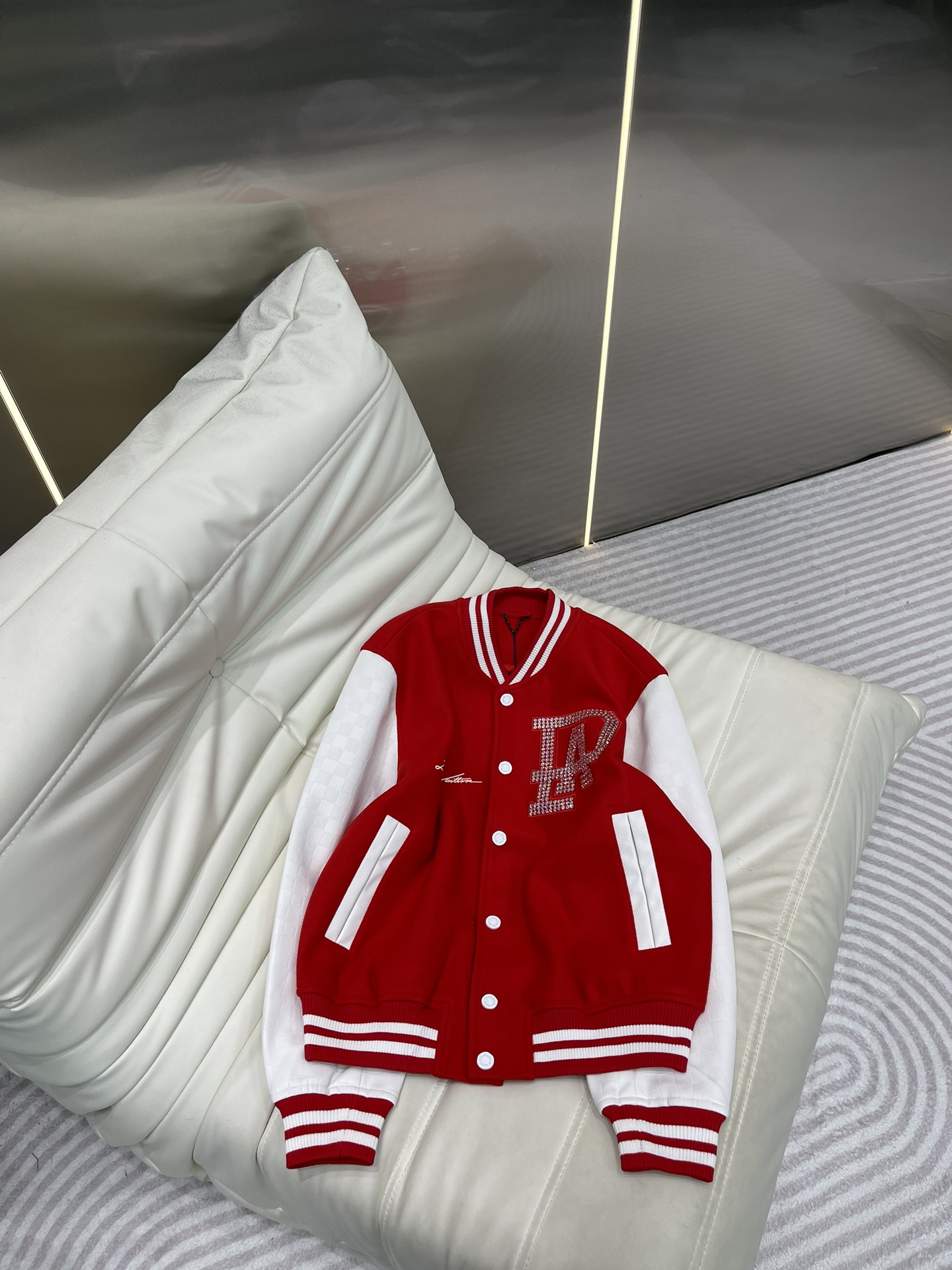 NO:314046,Louis Vuitto* 25 new style, pearl letter imitation leather baseball uniform, jacket, men and women, the same thickness, the same style as celebrities, get celebrity outfits in one second, the classic design, passers-by turn into male and goddesses in one second!  The back is hand-beaded with deep-sea pearls, which is simple without losing the brand sense. It uses simulated high-end u leather, and the texture is very great!  The best thing about this splicing design is that it is more gentle than ordinary leather jackets but mature than traditional baseball jackets. It can be matched with both mature and youthful feelings. A model that is not picky... Highly recommended!  High-end outfits.SMLXL,,louis vuitton,jackets & coats,jackets & coats,leather jacket,alexander wang19860909Louis Vuitto* 25新款 珍珠字母仿皮拼棒球服 夹克外套 男女同款厚度适中,明星同款, 一秒get明星穿搭,经典设计一秒路人变男神女神！后背深海珍珠手工串珠设计,简单而不失品牌感,采用仿真高端u皮,质感非常的棒！这样拼接设计很nice最棒的是,它比一般的皮衣夹克更和气但又比传统棒球夹克成熟,成熟和青春的感觉都能搭配出来.不挑人的款…强力推荐！高级感穿搭.SMLXL,,louis vuitton,jackets & coats,jackets & coats,leather jacket,alexander wang,Women's clothing