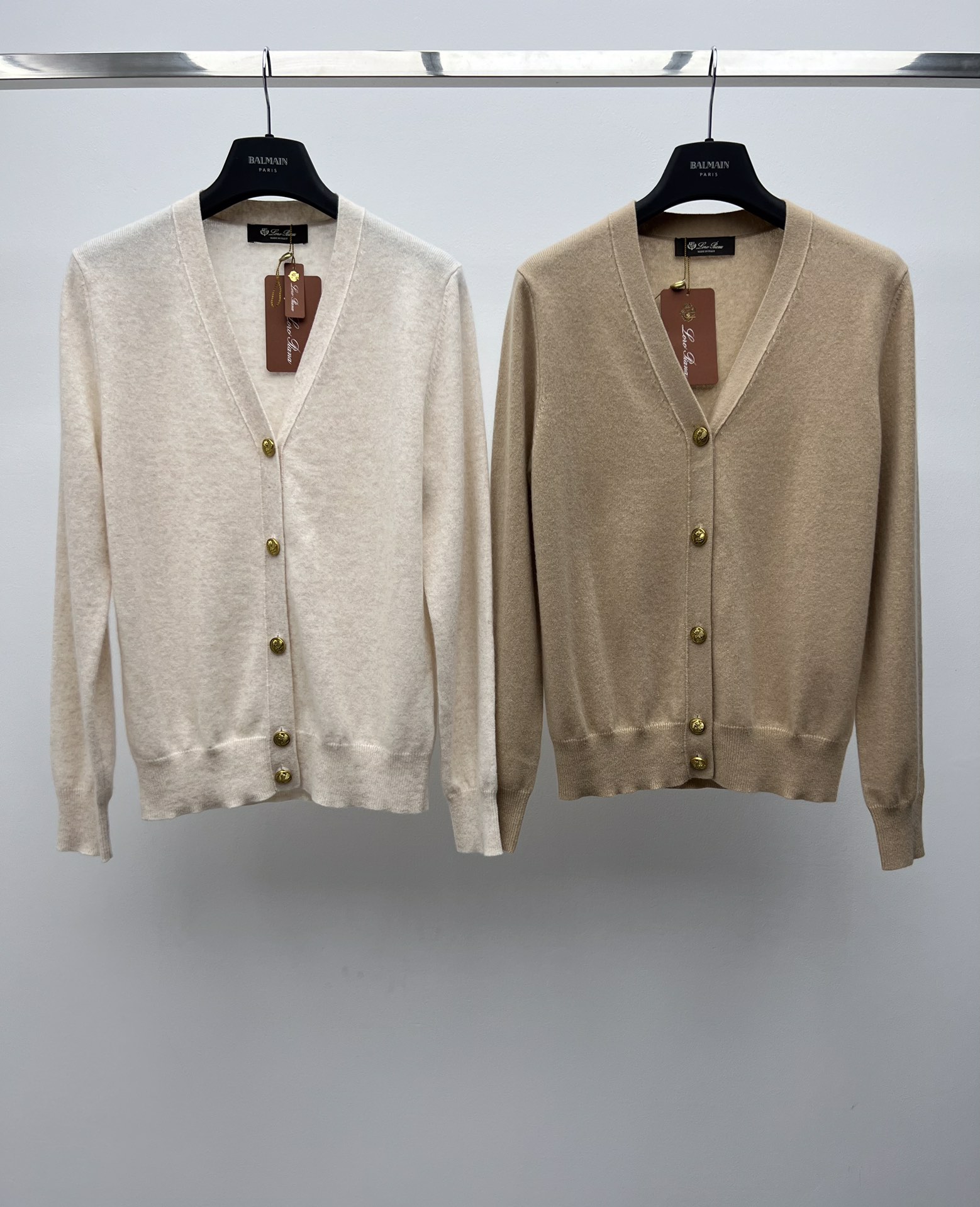 Loro Pian*Cashmere cardigan \nCLASSIC cardigan is the combination of strength and exquisite combination of \n. \n''s cashmere items are made of warm and exquisite knitting process into \n metal buttons. The exquisite thistle pattern \n adds elegant atmosphere \nSML\nEQDYDL to the women''s wardrobe. sjdyes