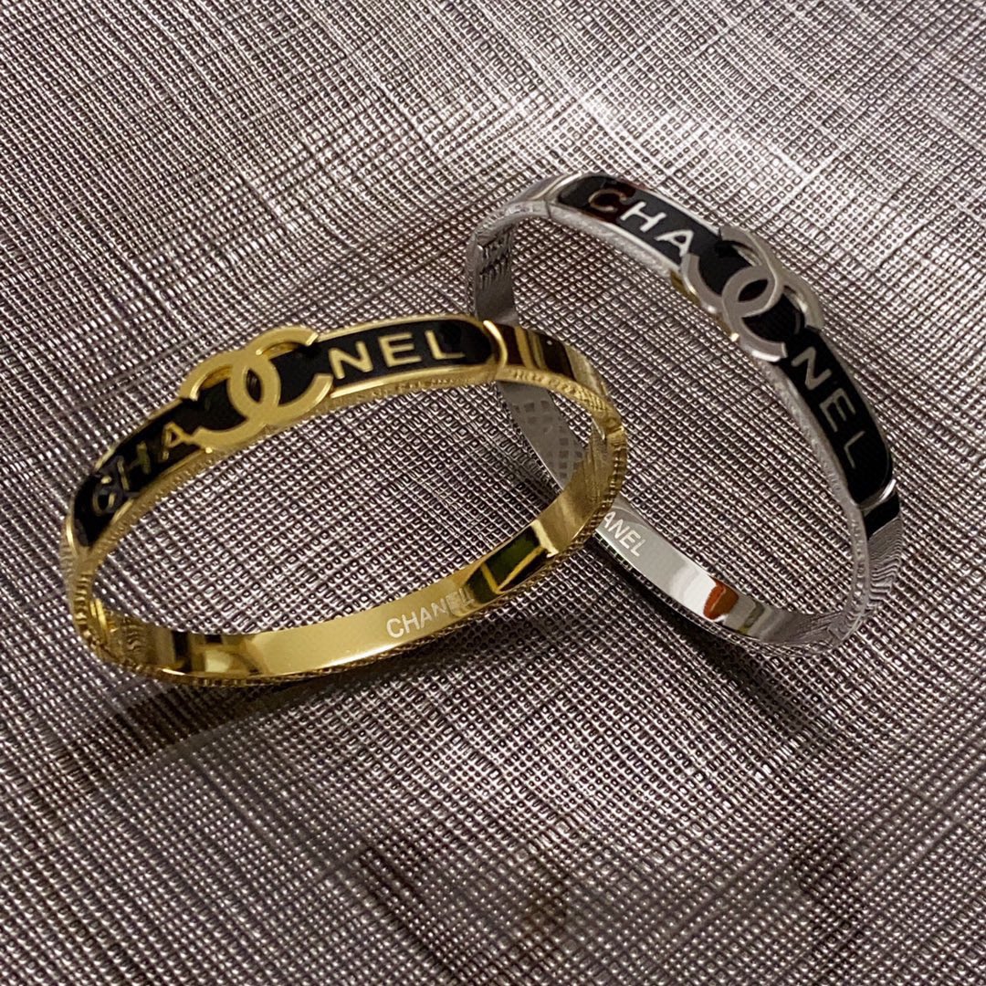 新款💥香奈儿Chanel双C字母金银色手镯🍀🍀🍀超重工bling bling,颜色搭配得非常好 💙气质 14K精钢材质不过敏不褪色 6