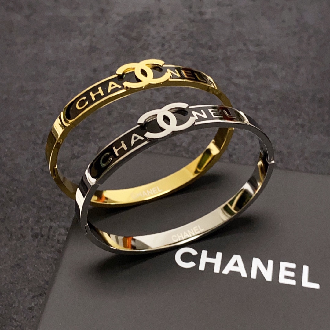 NO:107627,The new Chanel Chanel double C letter gold and silver bracelet super heavy industry bling bling bling, the color matching is very good and high-end, the goddess temperament is high-end, the 14K stainless steel material is not allergic and does not fade. One to one exquisite craftsmanship, the classic charm, the cost-effectiveness is a must-have choice, the jewelry quality, chanel, chanel, bracelet19860909新款香奈儿Chanel双C字母金银色手镯超重工bling bling,颜色搭配得非常好高级感 女神气质高端 14K精钢材质不过敏不褪色.一比一精美工艺,经典至极的魅物,性价比高 必备必入之选,饰品精品,chanel,chanel,bracelet,Jewelry