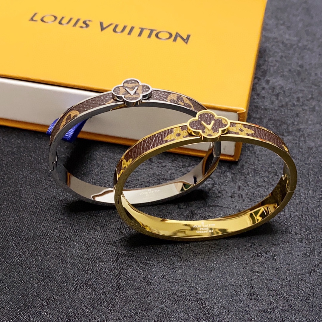 NO:107630,New product, original single product, LV neutral leather printed bracelet Louis Vuitton, Louis Vuitton, counter consistent material, hot products shipped, unique design, retro avant-garde. The bracelet 14K seiko color protection version has been loved by MM since its launch. Every color has its unique brilliance!  The effect is very good!  The smallest one!  More durable than ordinary models, beautiful skin tone, fine jewelry, louis vuitton, louis vuitton, louis vuitton, bracelet19860909新品 原单货 LV中性款皮革印花手镯Louis Vuitton 路易威登 专柜一致材质 火爆款出货 设计独特 复古前卫.手镯14K精工保色版 从上市以来一直深受MM喜爱每一种颜色都有它独一无二的光彩！上手效果非常好看！最细小的一款！比普通款更耐看显肤色白皙,饰品精品,louis vuitton,louis vuitton,louis vuitton,bracelet,Jewelry