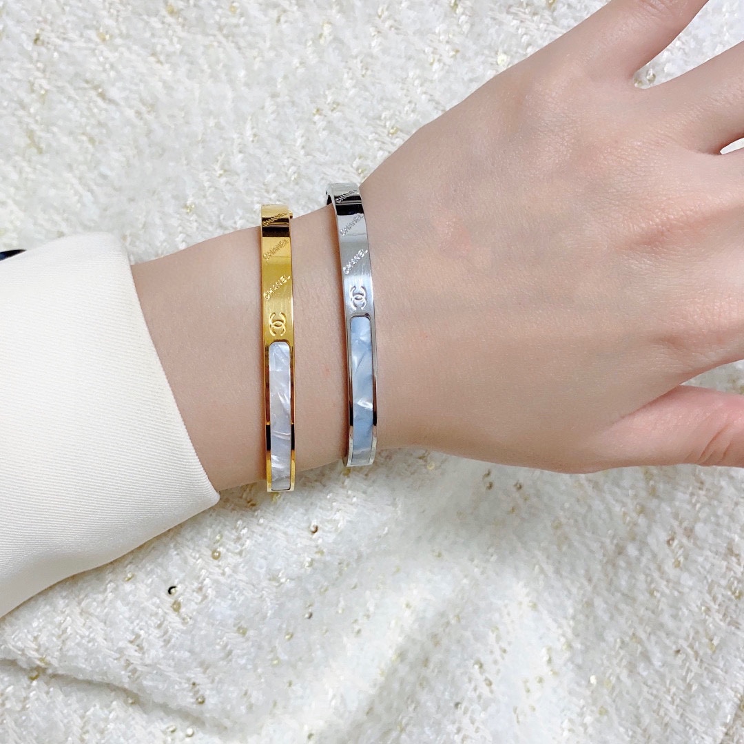 NO:107633,The new Chanel Chanel white fritillary bracelet super heavy industry bling bling, the color is very good and high-end, the goddess temperament is high-end, the fine steel material is not allergic to fade, one to one exquisite craft, the classic charm, the cost-effectiveness is a must-have choice, the jewelry is boutique, chanel, chanel, bracelet19860909新款香奈儿Chanel白贝母手镯超重工bling bling,颜色搭配得非常好高级感 女神气质高端 精钢材质不过敏不褪色.一比一精美工艺,经典至极的魅物,性价比高 必备必入之选,饰品精品,chanel,chanel,bracelet,Jewelry