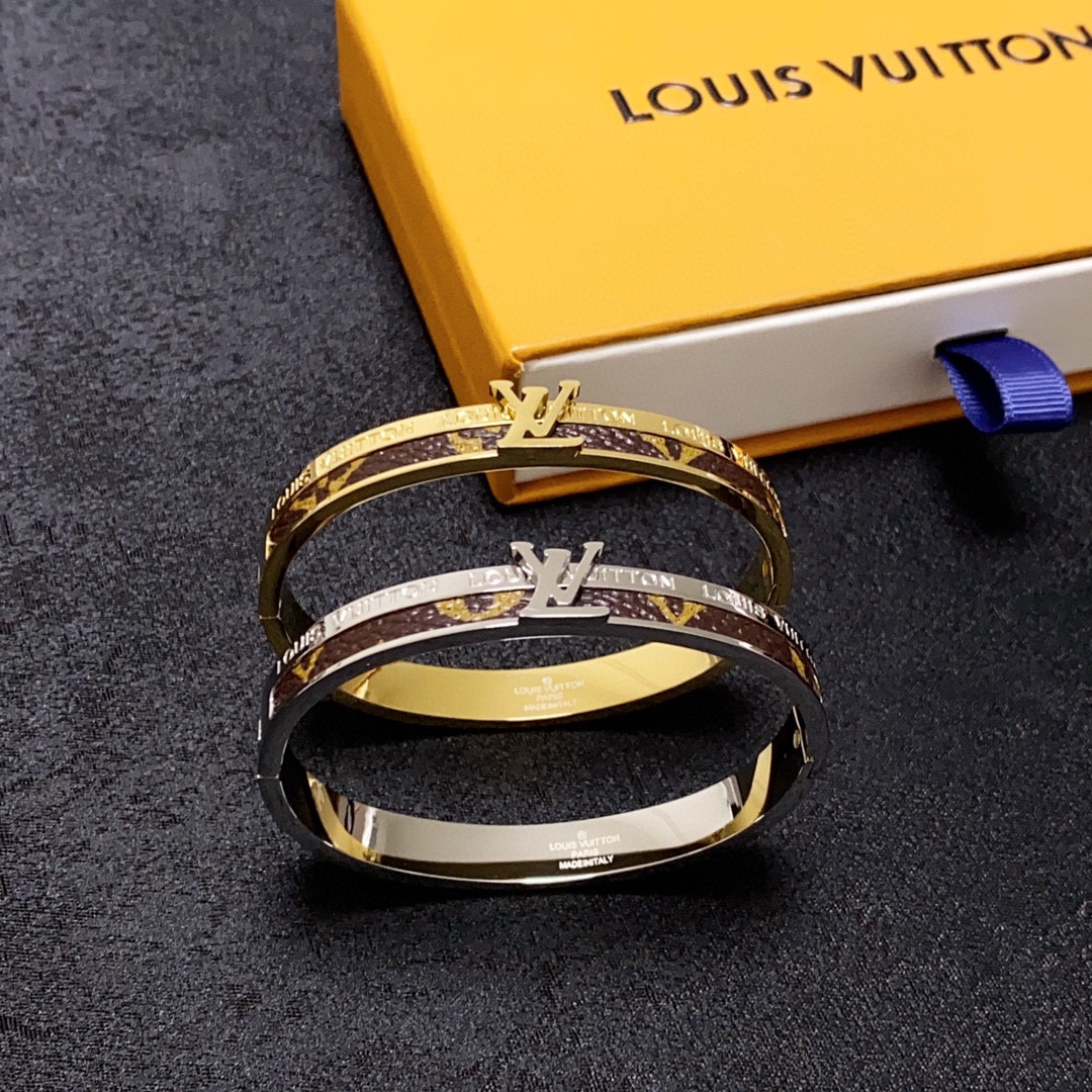 NO:107636,New product Original single product LV letter neutral leather printed leather bracelet Louis Vuitton Louis Vuitton counter consistent material Hot products shipped with unique design Retro avant-garde. Bracelet 14K seiko color protection version has been loved by MM since its launch. Every color has its unique brilliance!  The effect is very good!  The smallest one!  More durable than ordinary models, beautiful skin tone, fine jewelry, louis vuitton, louis vuitton, louis vuitton, bracelet19860909新品 原单货 LV字母中性款皮革印花皮手镯Louis Vuitton 路易威登 专柜一致材质 火爆款出货 设计独特 复古前卫.手镯14K精工保色版 从上市以来一直深受MM喜爱每一种颜色都有它独一无二的光彩！上手效果非常好看！最细小的一款！比普通款更耐看显肤色白皙,饰品精品,louis vuitton,louis vuitton,louis vuitton,bracelet,Jewelry