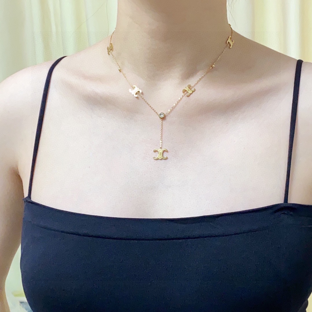 NO:107641,Xiaohongshu's popular Celine Arc de Triomphe large diamond pendant necklace 14K stainless steel color-retaining material engraved hollow pattern!  Super Chic feel, simple and versatile, literary and personalized, bringing you a fashionable experience. Recommended for cracked walls!  A very casual one that is super easy to match. You can match it at will, jewelry quality, celine, celine, necklace19860909小红书爆款Celine赛琳凯旋门大钻吊坠项链14K精钢保色材质雕刻镂空图案！超炸Chic感 ,简洁百搭、文艺个性,带给你时髦体验 墙裂推荐！超级好搭配的一款非常休闲的一款 随意搭配都可以,饰品精品,celine,celine,necklace,Jewelry