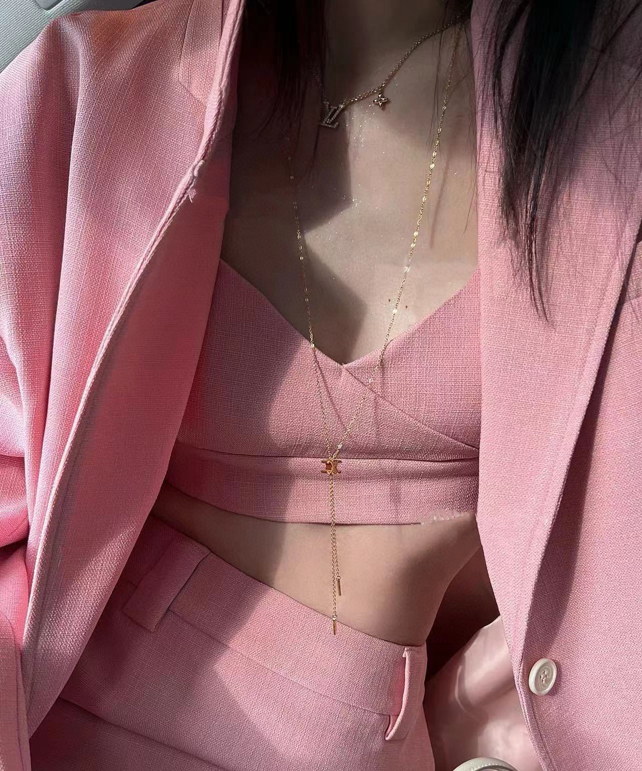 NO:107642,The popular Celine Arc de Triomphe Necklace This necklace is very fun, Celine LOGO can be adjusted up and down. Pulling down is an ordinary necklace, pulling up can have a long chain under the logo. I really like this atmospheric and high-end style that can be matched all year round, jewelry quality, celine, celine, necklace19860909爆款赛琳绝美凯旋门项链 這一條項鍊很好玩,Celine LOGO是可以調高調低的.往下拉就是普通項鍊,往上拉就可以有長長地鏈條在Logo下方超级喜欢这款大气上档次一年四季都可搭配,饰品精品,celine,celine,necklace,Jewelry