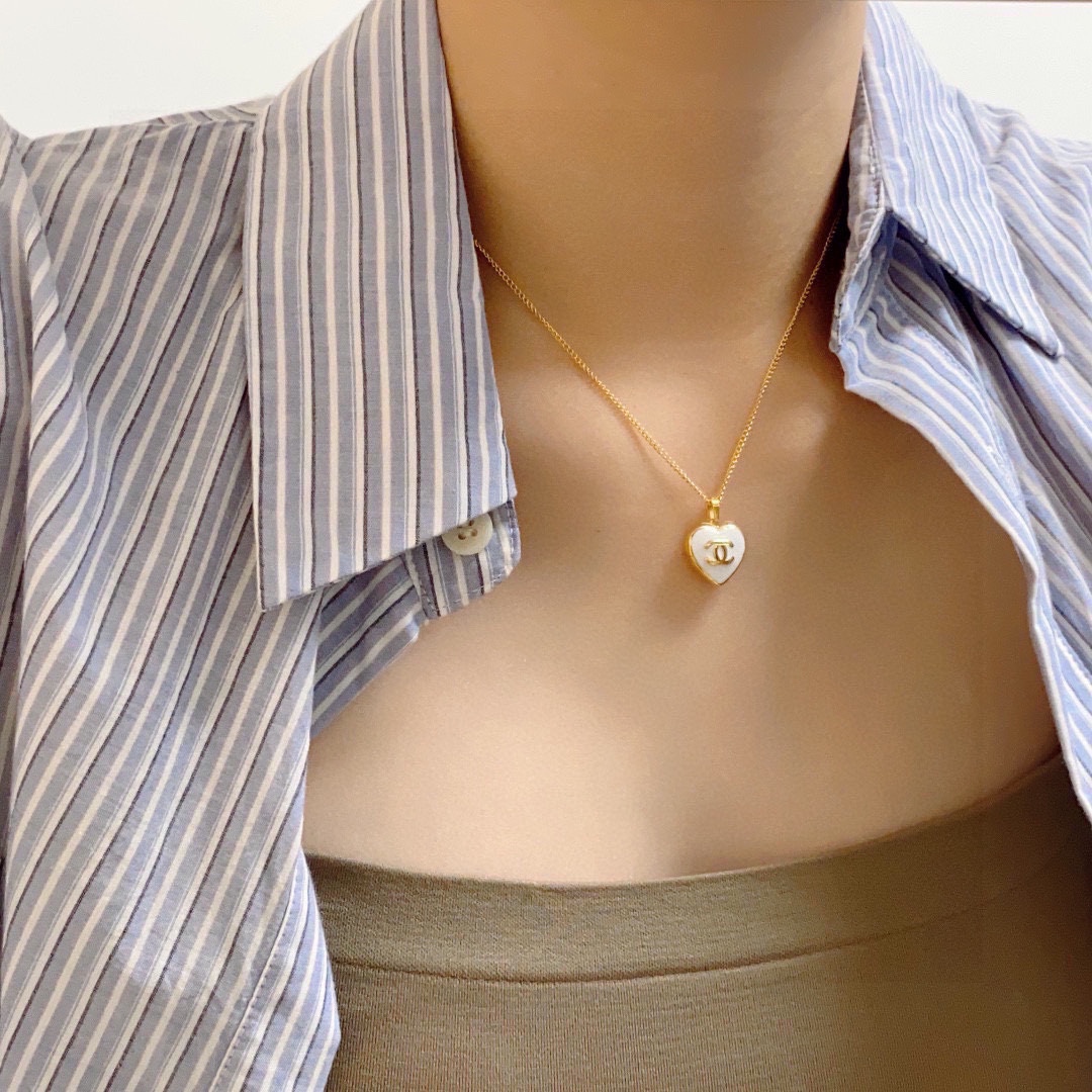 NO:107644,Xiaohongshu recommends the hot Chanel Chanel latest double C white love necklace 14K stainless steel color protection super personality, the versatile style is very unique, the overall details are very surprising, the design feels full, not only brings personal confidence and taste, but also elegant and fashionable style, highlighting the elegant French atmosphere, and meticulous details make it more attractive to wear, jewelry quality, chanel, chanel, necklace19860909小红书推荐爆款香奈儿Chanel最新款双C白色爱心项链14K精钢保色超个性,百搭款特别特别赞,整体细节非常令人惊喜,设计感十足,不仅带出个人自信及品味,款式典雅而时尚,突显法式高雅气息,加上一丝不苟的细节,使得佩戴起来更具吸引力,饰品精品,chanel,chanel,necklace,Jewelry