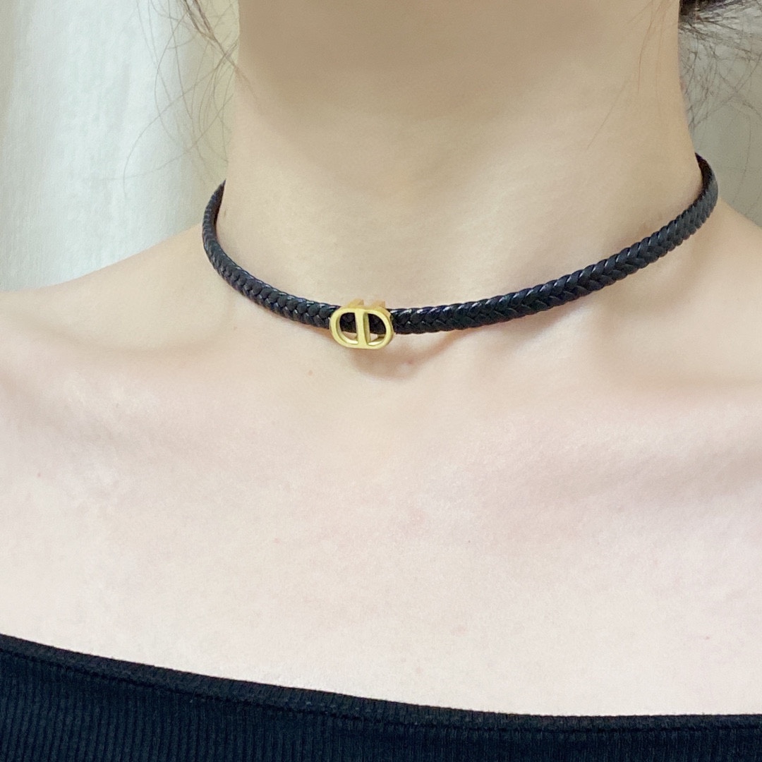 NO:107545,Xiaohongshu recommends the latest model of Dior CD letters. The latest leather necklace 14K stainless steel color protection is super personalized. The versatile style is very unique. The overall details are very surprising and the design feels full. It not only brings personal confidence and taste, but also elegant and fashionable styles, highlighting the elegant French atmosphere. With meticulous details, it makes it more attractive to wear. Boutique jewelry, dior, necklace19860909小红书推荐爆款迪奥CD字母最新款皮革项链14K精钢保色超个性,百搭款特别特别赞,整体细节非常令人惊喜,设计感十足,不仅带出个人自信及品味,款式典雅而时尚,突显法式高雅气息,加上一丝不苟的细节,使得佩戴起来更具吸引力,饰品精品,dior,necklace,Jewelry