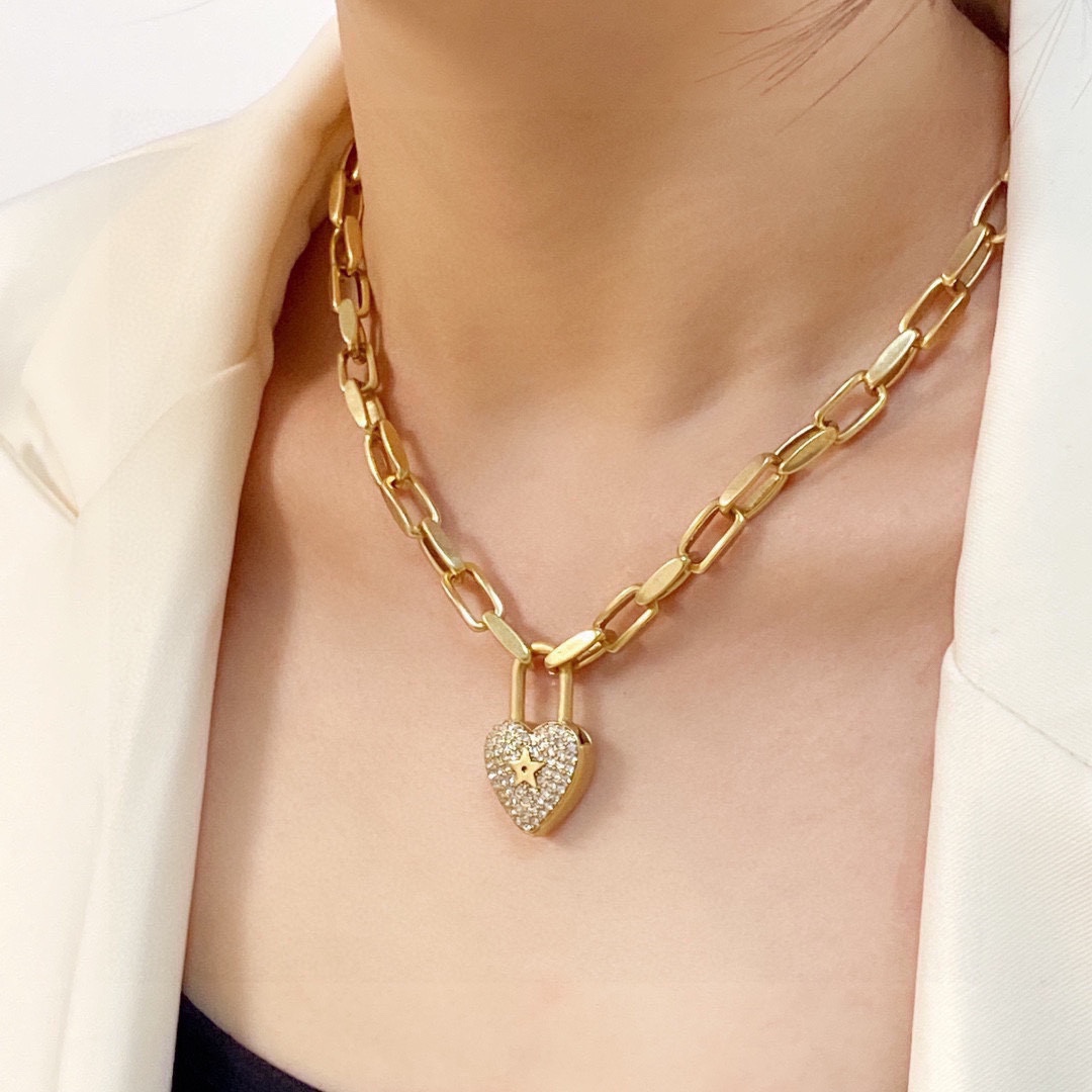 NO:107547,[Dior Dior thick chain love peach copper lock full diamond necklace] Genuine synchronous brass classic chain   letter logo design, minimalist and elegant, noble in temperament, and no lack of fairy atmosphere!  It is highly recommended to add a little trick to your outfit, it is beautiful and fairy and age-reducing!  , jewelry boutique, dior, dior, necklace19860909【迪奥Dior粗链条爱心桃铜锁满钻项链】正品同步黄铜材质经典的链条 字母Logo设计,造型极简且大气,简洁明了,气质优雅矜贵,又不缺乏仙女气息！非常推荐,为你的打扮增添小心机,美美的很仙很减龄！,饰品精品,dior,dior,necklace,Jewelry