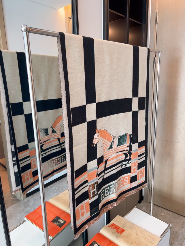 NO:163081,Pick the new Hermes cashmere model. It is recommended to use double-sided, two-color and dual-use after buying it. The top-level craftsmanship is super value. Hermes counter has a hot three-dimensional presentation pattern and pattern. The physical grade is very high. The special craftsmanship is stunningly developed and developed. Special cutting-edge craftsmanship is loved by white and rich beauty. Whether it is quality, style, and size, they scream. Super high-quality, it is definitely worth buying. Size 18070., ordinary scarf, hermes19860909批爱马仕羊绒新款 买了都说好看推荐双面双色双用,顶级工艺超值爱马仕专柜爆款立体呈现图案纹路实物档次极高特殊工艺高端研发惊艳问世特殊尖端工艺处理受到白富美的喜欢 无论是品质 款式 格都令大牌控的她们尖叫 超高性 比 绝对值得入手尺寸18070.,普通围巾,hermes,scarf