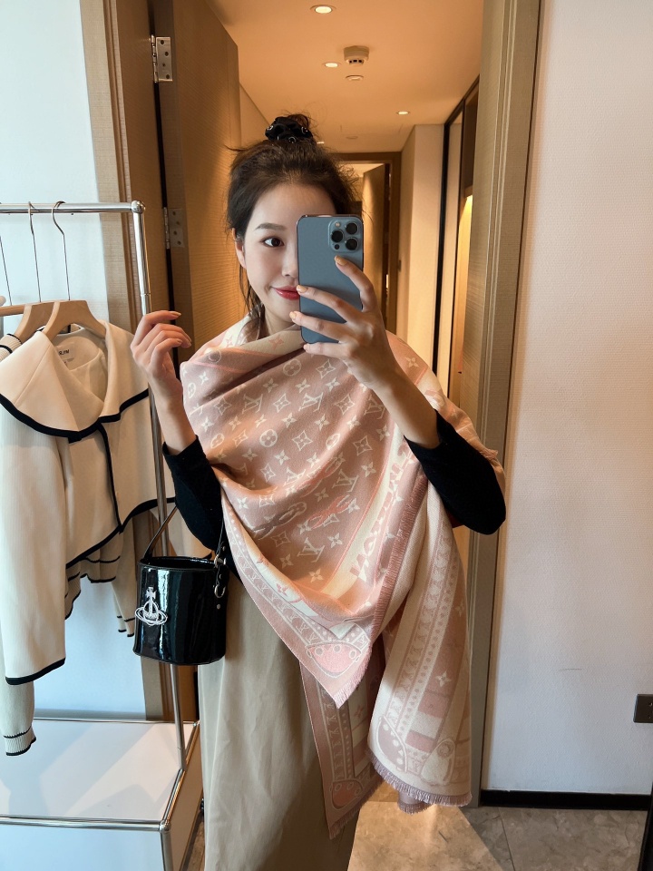 NO:163087,Louis Vuitton (LV Louis Vuitton) Women need charming accessories to create. Mavericks have always been pursued by fashion people. The luxurious chain pattern bursts out with unique beauty and reveals the charm of a truly elegant temperament that does not pass with the years. It is definitely a very creative work that allows you to change your style at any time and at the mood. Add a strong and gorgeous color to your winter look. It is the perfect choice for trend pioneers. Cashmere blend 180*70, ordinary scarf, louis vuitton, louis vuitton, louis vuitton19860909批 Louis Vuitton（LV 路易威登）女人需要魅力配饰来打造 特立独行从来时尚人士所追求的 奢华锁链图案迸发出独特的美感 流露出不随岁月而流逝的真正优雅气质的魅力 绝对是极具创造力的一件作品 让你随时可以随场合 心情 随意改变风格 为冬日造型增添一抹浓重的华丽色彩 是潮流先锋们的完美之选 羊绒混纺 180*70,普通围巾,louis vuitton,louis vuitton,louis vuitton,scarf