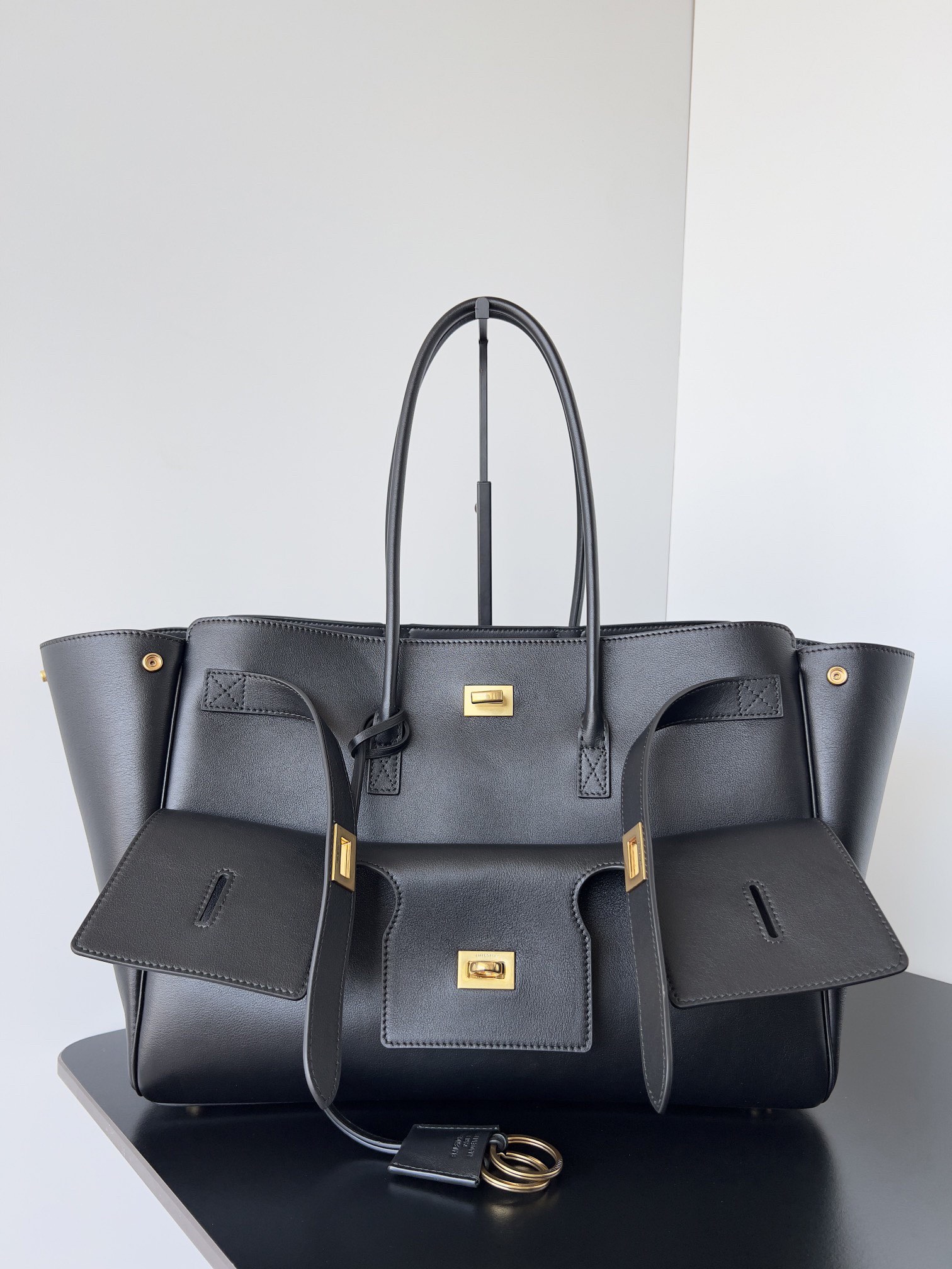 NO:204390,Authentic Balenciaga bel air Black gold medium new handbag, full firepower. B family is planning to make a fight in this season. Hahaha!  What I want to say is that since Rodeo, the B family has won the numbness. This bel air is really beautiful, and it is also very fun~ First, the ears on both sides of the body can be tightened or opened. Second, the three 