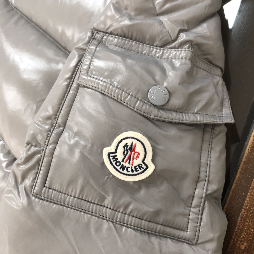 Moncler/蒙口#MAYA玛雅陈奕迅明星同款经典中的典范#男女款！采用尼龙制成搭配标志性长方格绗缝是