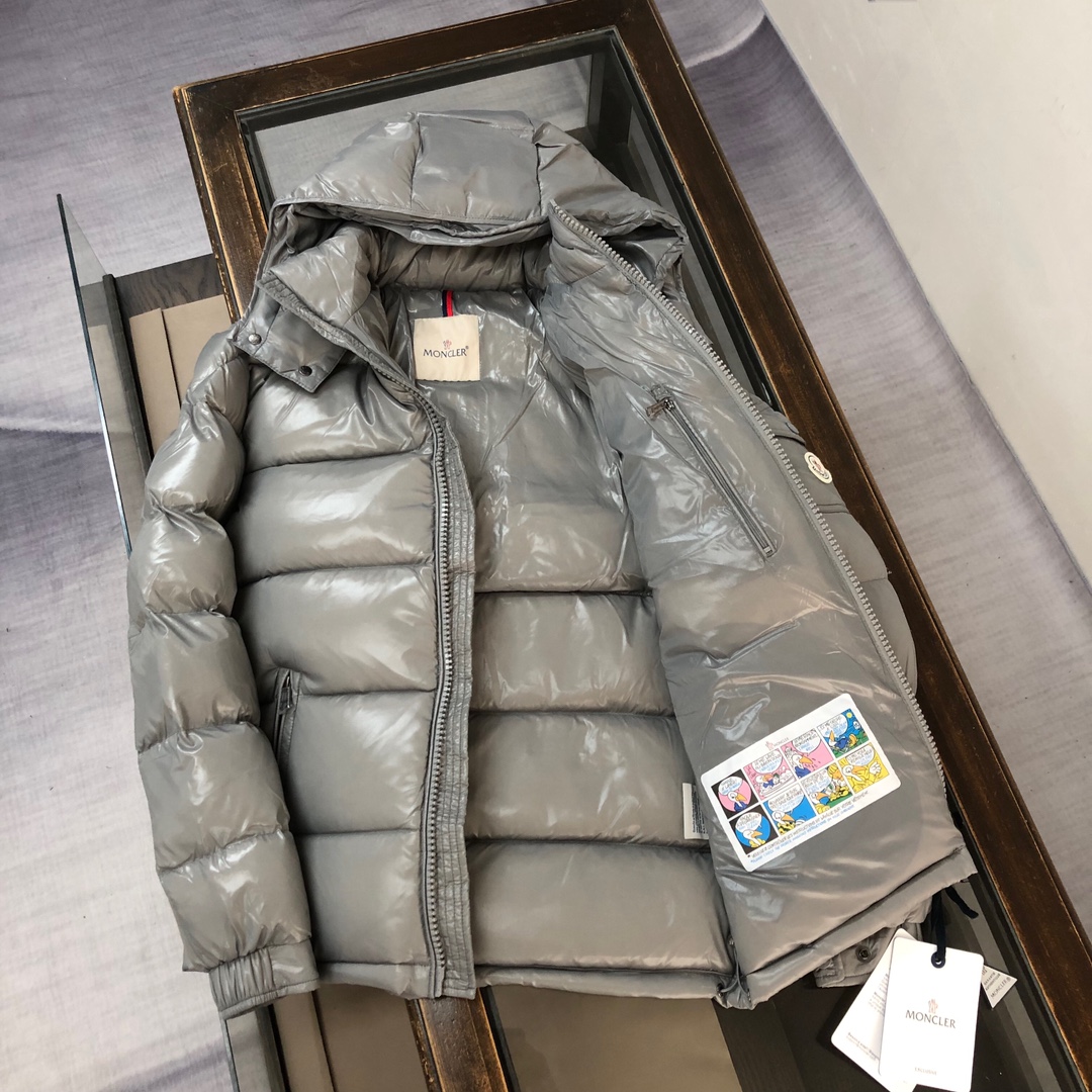 Moncler/蒙口#MAYA玛雅陈奕迅明星同款经典中的典范#男女款！采用尼龙制成搭配标志性长方格绗缝是