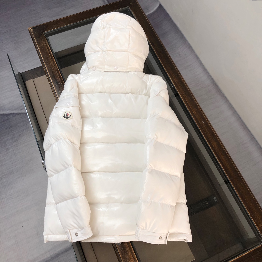 Moncler/蒙口#MAYA玛雅陈奕迅明星同款经典中的典范#男女款！采用尼龙制成搭配标志性长方格绗缝是