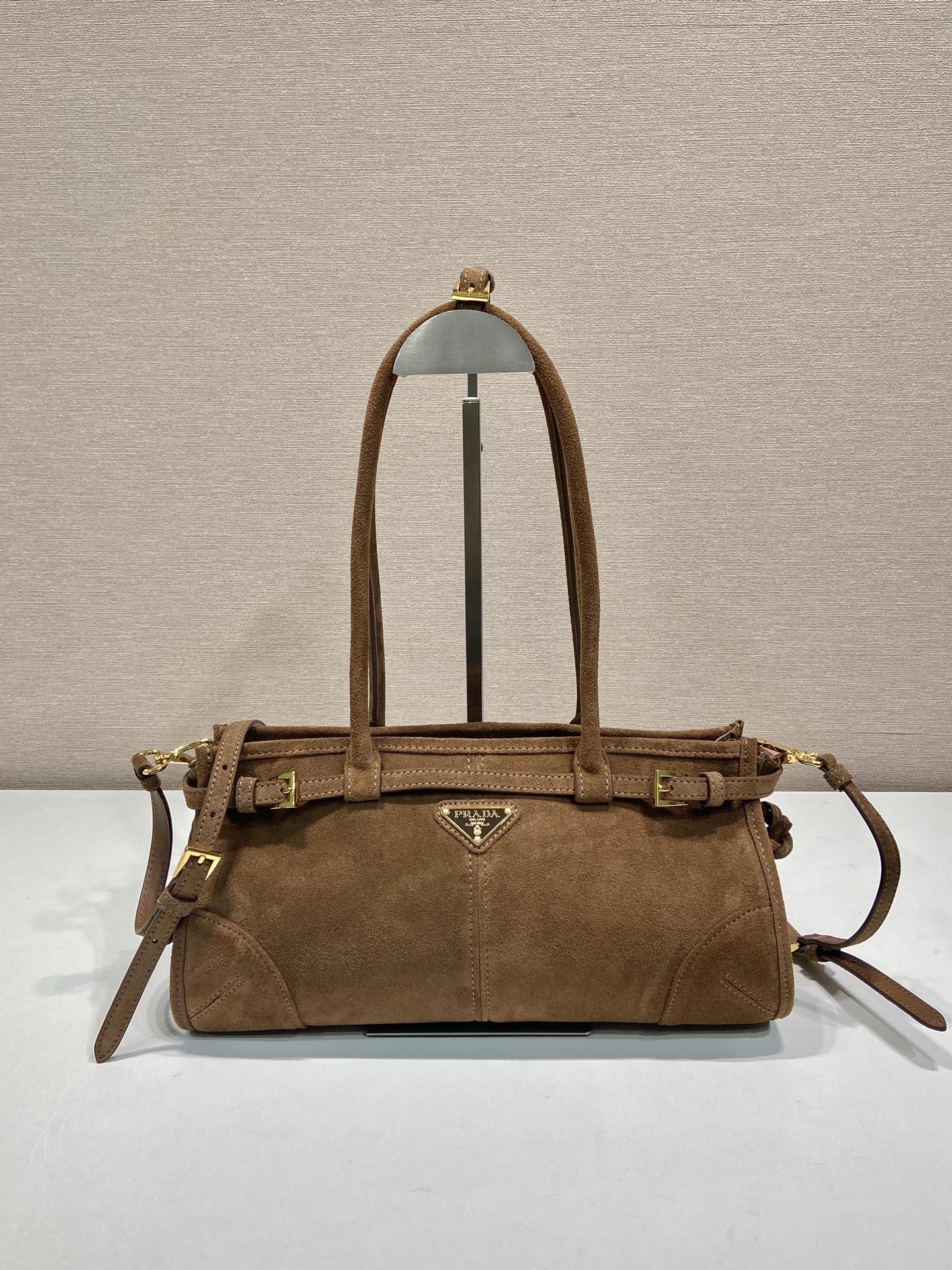 NO:584391,Batch, LusSolf nubuck leather 1BA426 This hand-held cross-body bag is made of imported nubuck leather, exuding a classic atmosphere. It is equipped with a detachable and adjustable long shoulder strap, which is convenient for different occasions. It has a very large capacity and is easy to use. It is definitely a must-have for fashionistas. Hurry up and take this retro-style handbag home!  Length 32x height 15.5x bottom 12cm, Prada [price based on quantity], prada, satchels, crossbody bags19860909批、LusSolf磨砂皮1BA426 这款手提斜挎包采用进口磨砂皮,散发出古典气息,配有一条可拆卸调节的长肩带,方便不同场合搭配,容量空间非常大,巨巨好用,绝对是时商达人们的必备款,赶紧把这款复古格调手拎包带回家吧！长32x高15.5x底12cm,普拉达【跑量价】,prada,satchels,crossbody bags,Bag