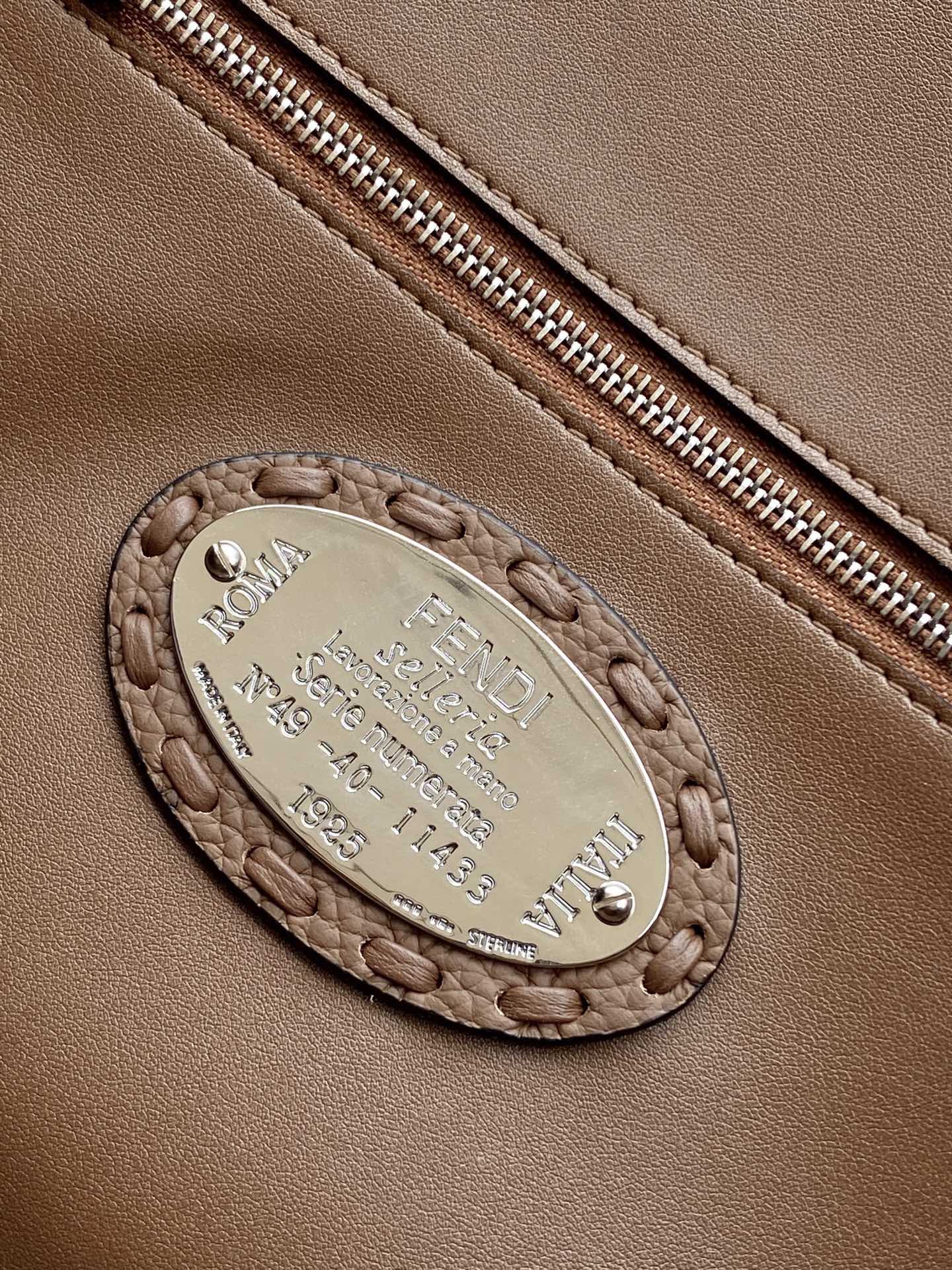 Fendi Baguette Medium: Classic Design in Textured Leather, New Fashion Sensation 7 i1725944954 5584 6