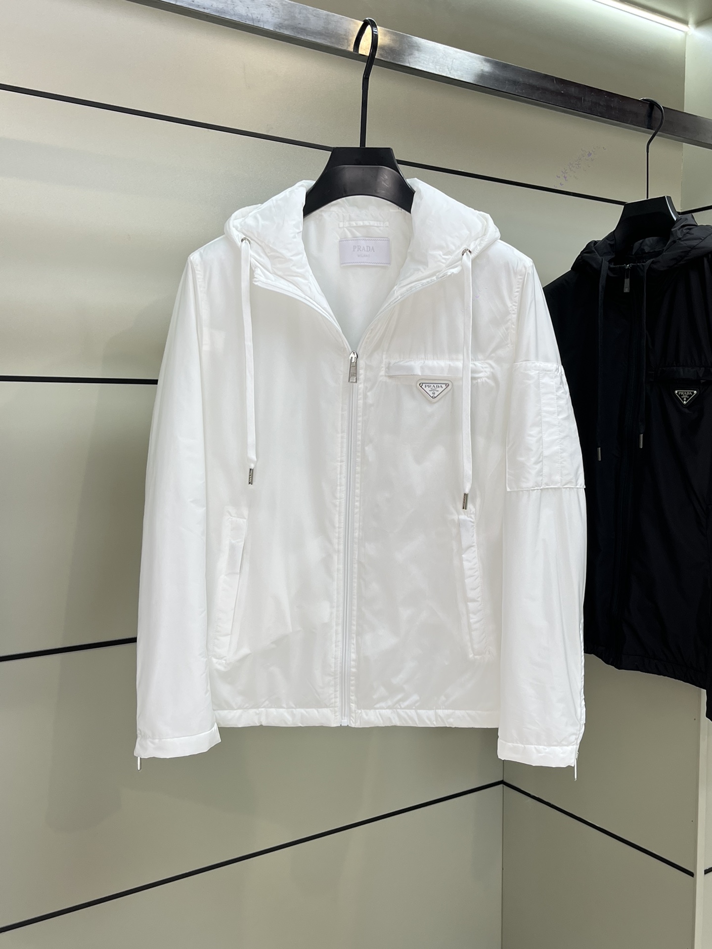 NO:122953,Chest triangle element series, hooded loose cotton jacket, Hong Kong foreign company channel goods, pure blood quality, original OEM production, autumn new style, classic ace product, public w !  A thin cotton jacket with high-end luxury and platinum grade classic versatile and simple style, low-key and versatile, loose but not bloated, the upper body is casual and casual, very suitable for this season. The iconic enamel triangular metal logo decoration highlights the brand identity. It is made of recycled technology fabrics, nylon filling, strong durability, good warmth effect, and good antibacterial and mildew resistance. The overall design of this cotton jacket is mainly simple and elegant, and it finds a balance between fashion and practicality. Today's outfit inspiration is a style that can be commuted, fashionable and warm, ascetic, and abstinent. The two universal color combinations of dark blue and black are even more amazing, extremely eye-catching, extremely luxurious, and easily advance the fashion sense. Size M-3XL M Bust 110-Shoulder width 46-Sleeve length 63-Clothes length 67  L bust 114-shoulder width 47-sleeved length 64-sleeved length 68 XL bust 118-sleeved width 48-sleeved length 65-sleeved length 70 XXL bust 122-sleeved width 49-sleeved length 65-sleeved length 72 3XL bust 126-sleeved width 50-sleeved length 66-sleeved length 73,,jackets & coats,jackets & coats,hats,alexander wang19860909胸前三角标元素系列 连帽宽松棉服外套 ,香港洋行渠道货,纯正血统品质,原厂代工出品,秋季新款,经典王牌产物,公w ！高端奢华且白金级的一款薄棉夹克 经典百搭简约版型,低调又百搭,宽松但不臃肿,上身休闲随意非常适合这个季节,标志性的涂珐琅三角形金属徽标装饰彰显品牌身份.选用再生科技面料打造,锦纶填充物,耐用性强,保暖效果好,还有良好的抗菌、抗霉能力. 这款棉服整体设计以简洁优雅为主,再时尚与实用性之中寻得平衡.今日份的穿搭灵感是又可以通勤,又可以时尚保暖,禁欲系的时尚感,极具设计感又实穿的一款,深蓝与黑色两种万能搭配的配色更是绝了,极为抢眼,奢华至极,轻松将时髦感进阶. 尺码M-3XL M胸围110-肩宽46-袖长63-衣长67 L胸围114-肩宽47-袖长64-衣长68 XL胸围118-肩宽48-袖长65-衣长70 XXL胸围122-肩宽49-袖长65-衣长72 3XL胸围126-肩宽50-袖长66-衣长73,,jackets & coats,jackets & coats,hats,alexander wang,Men's clothing