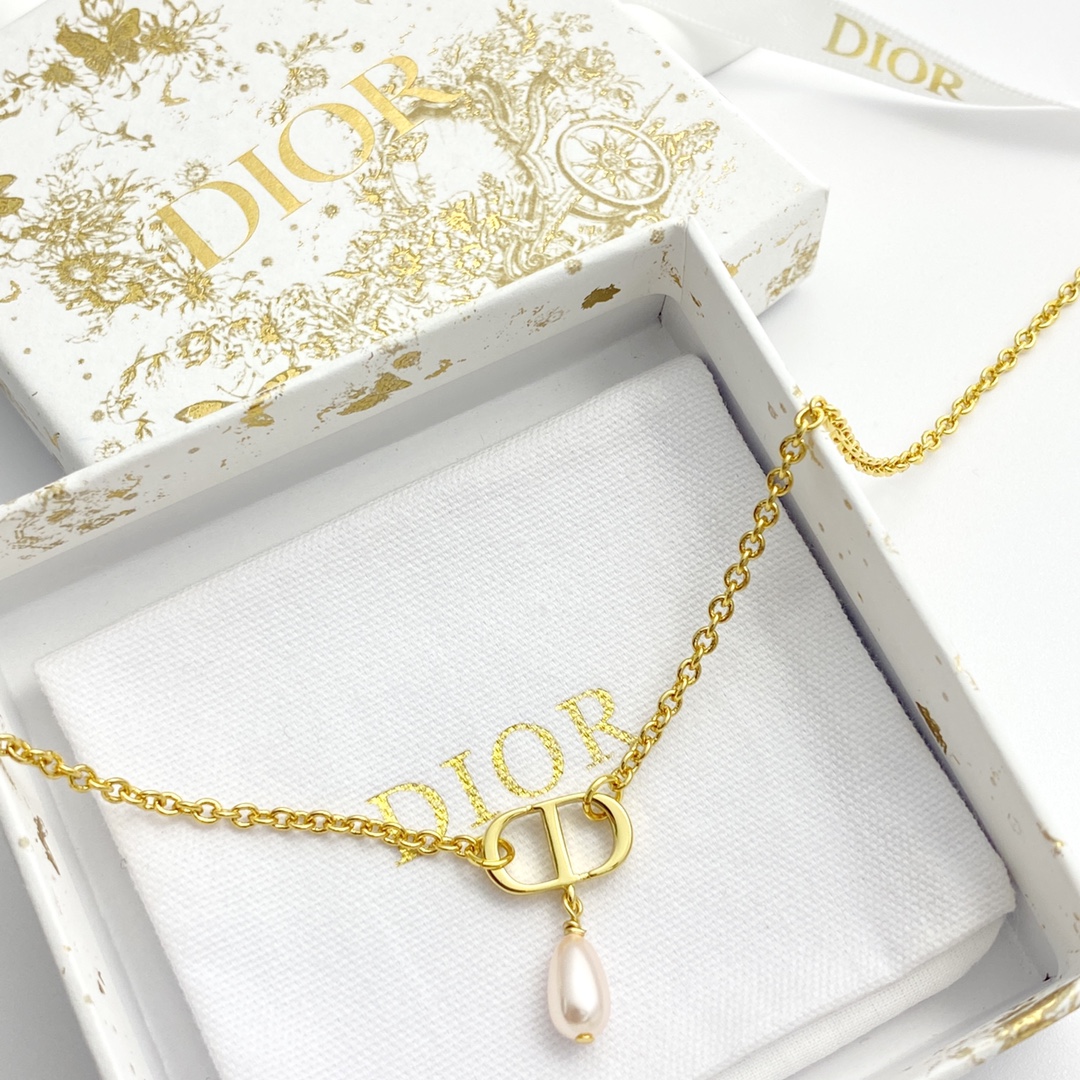  编码N930   
🛍DIOR项链热销款火爆上新🆕🆕🆕
😎迪奥CD吊珠项链
🧐经典的迪奥CD标志配上粉