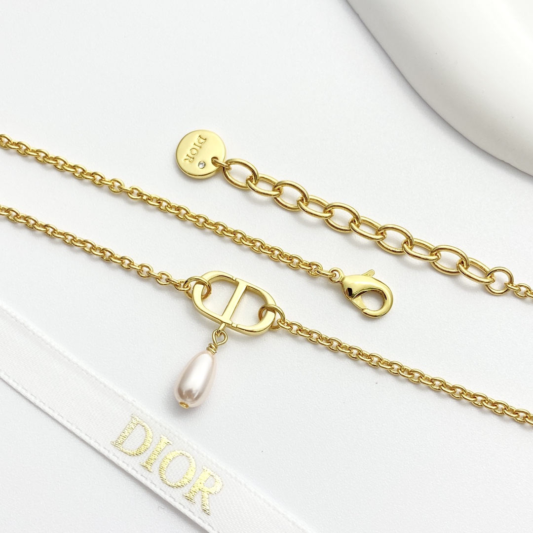  编码N930   
🛍DIOR项链热销款火爆上新🆕🆕🆕
😎迪奥CD吊珠项链
🧐经典的迪奥CD标志配上粉