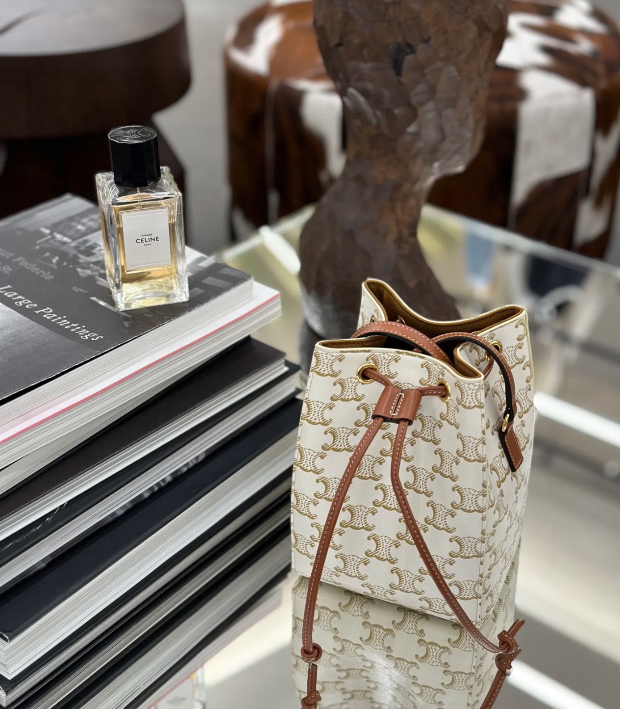 A mini bucket bag defined by its vintage silhouette and rich texture - Comprehensive 4