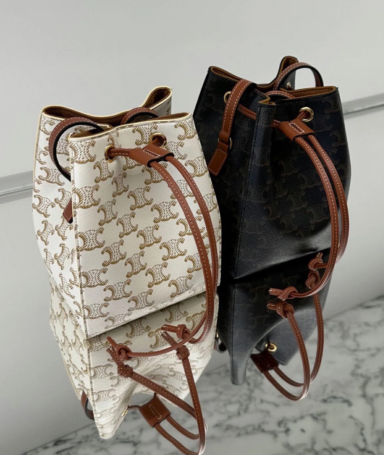 A compact bucket bag with versatile proportions - Comprehensive 7