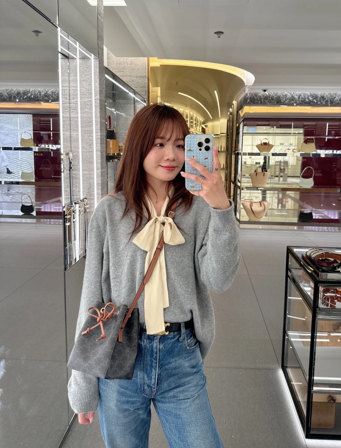 A compact bucket bag with versatile proportions - Comprehensive 8