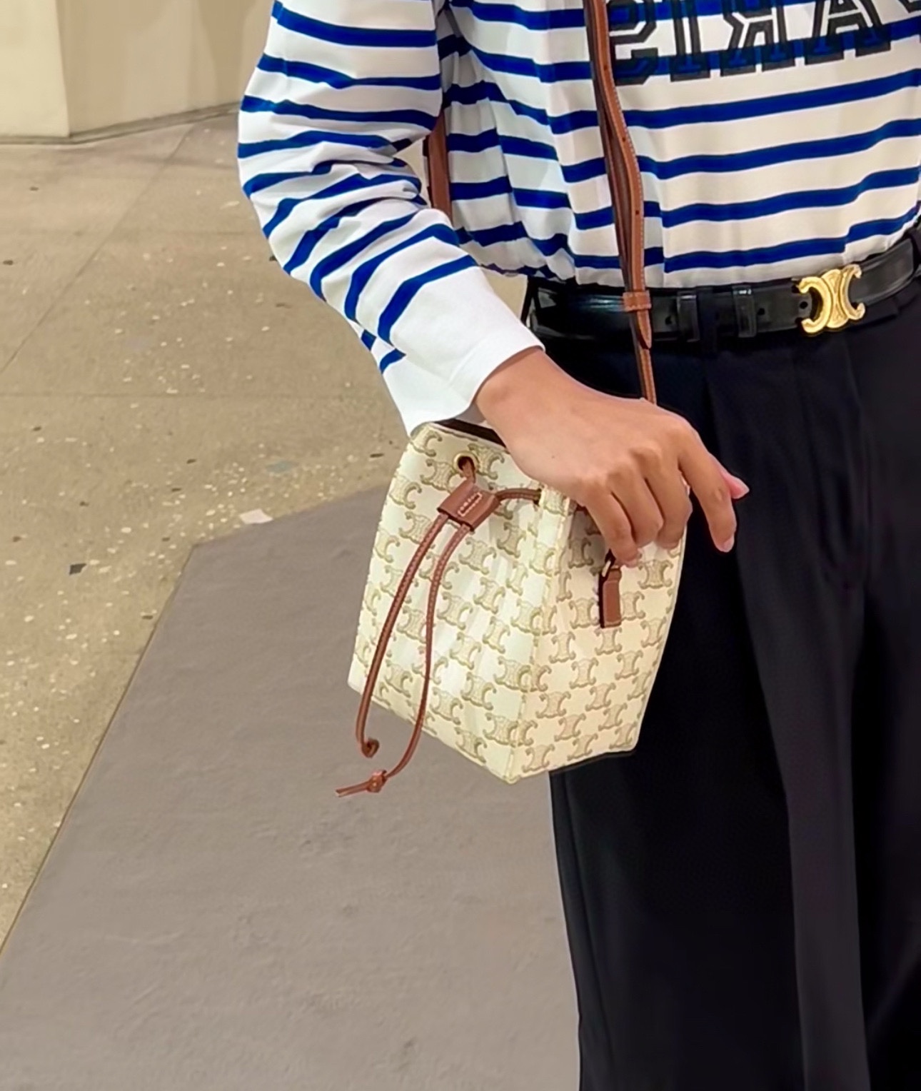 A compact bucket bag with versatile proportions - Comprehensive 4