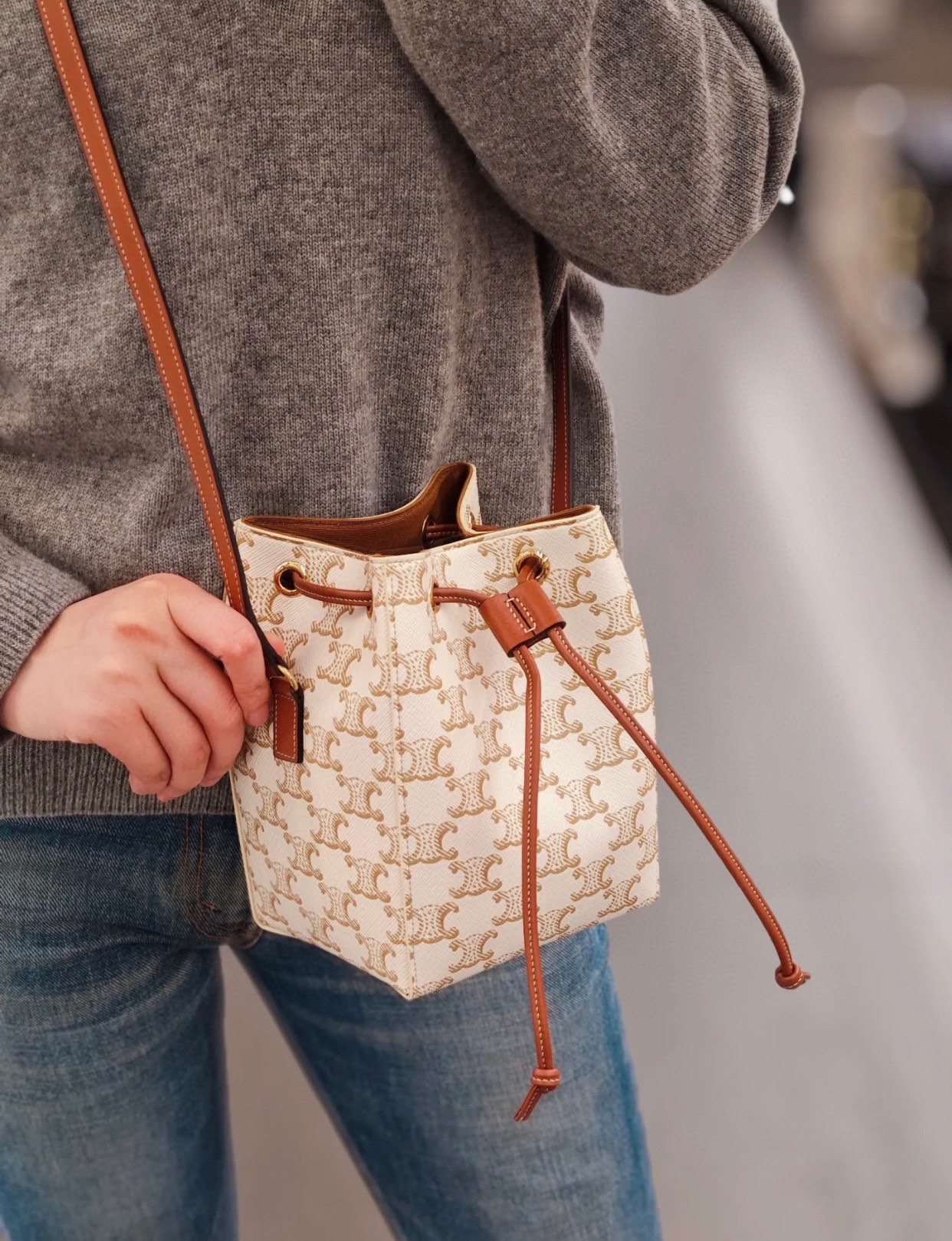 A compact bucket bag with versatile proportions - Comprehensive 3