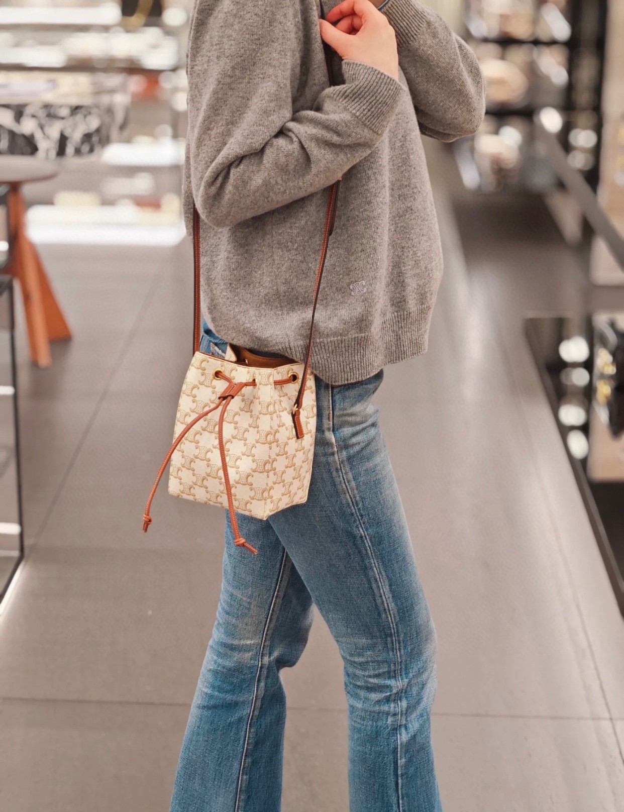 A compact bucket bag with versatile proportions - Comprehensive 2
