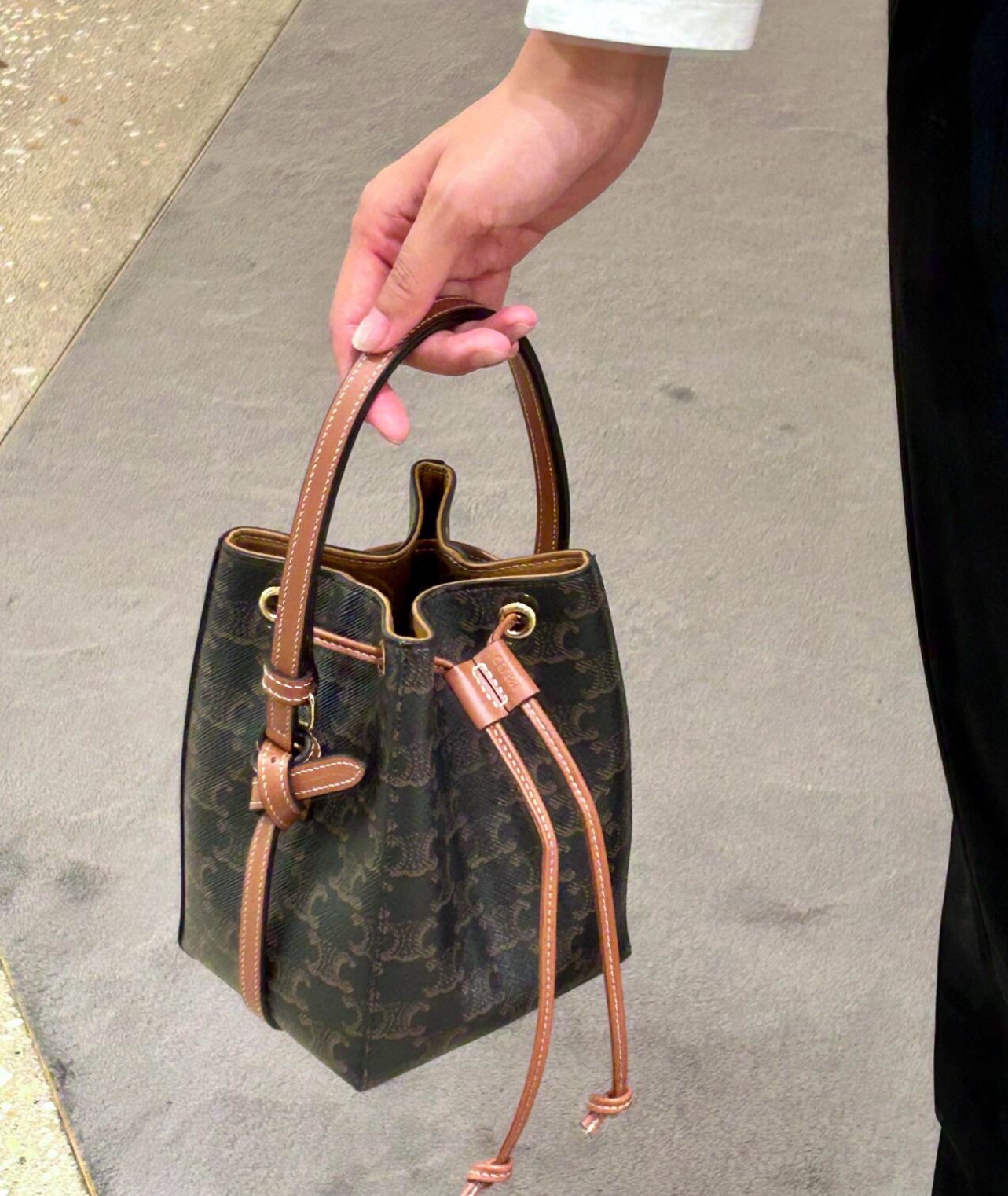 A compact bucket bag with versatile proportions - Comprehensive 6