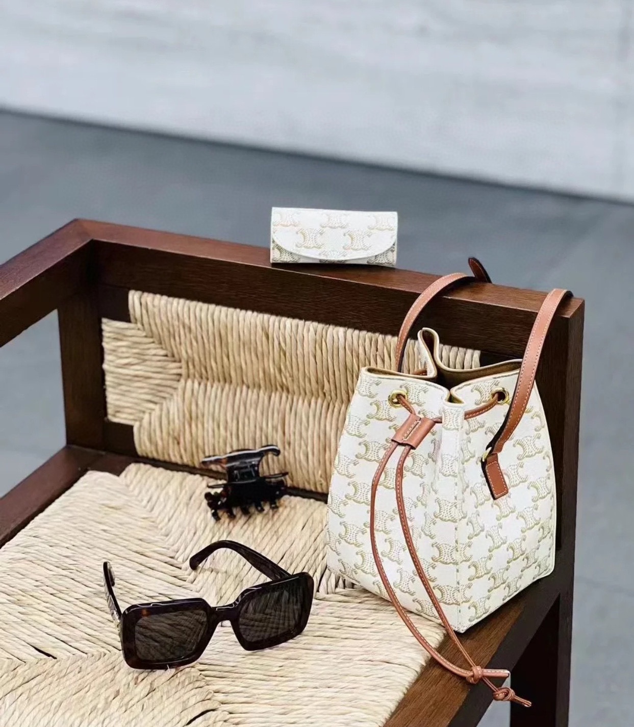 A compact bucket bag with versatile proportions - Comprehensive 9