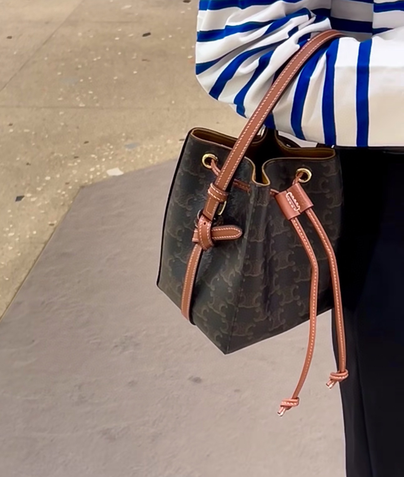 A compact bucket bag with versatile proportions - Comprehensive 5