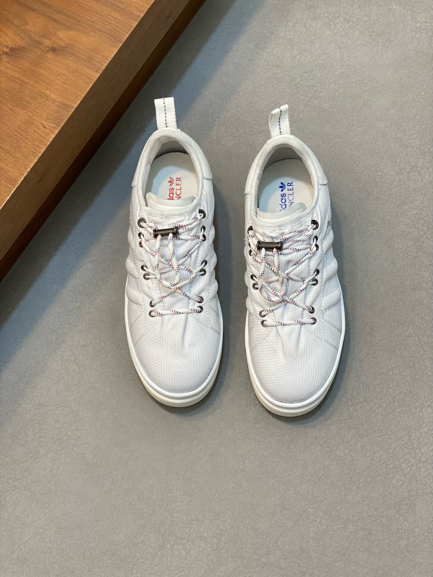 NO:218900,Brand MONCLER Color original color matching Size 39-44 Custom made 38.45 Price Material masked co-branded Adidas new casual shoes Official website synchronization Upper imported cowhide stitching and splicing design, shoe tongue inlay iconic brand round rubber label, iconic three-stripe details, cowhide inner splicing mesh, original open mold cowhide latex pad, foot bottom air compressor brand logo, original open mold flat rubber foam light sole, cover-up casual shoes, christian louboutin, Moncler, cowhide19860909品牌MONCLER 颜色原版配色 码数39-44定做38.45 价格 材质蒙口联名阿迪新品休闲鞋 官网同步 鞋面意大利进口牛皮缝合拼接设计、鞋舌镶嵌标志性品牌圆胶标、标志性三条纹细节、牛皮内里拼接网布、原版开模牛皮乳胶垫、垫脚底部空压品牌标志LOGO、原版开模平底橡胶发泡轻底,蒙口 休闲鞋,christian louboutin,Moncler,cowhide,Men's shoes