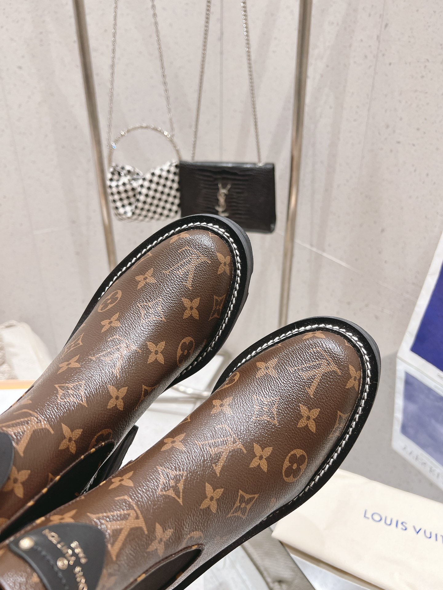 Louis Vuitton Classic Luxury Leather Shoe Loafer Ref 9