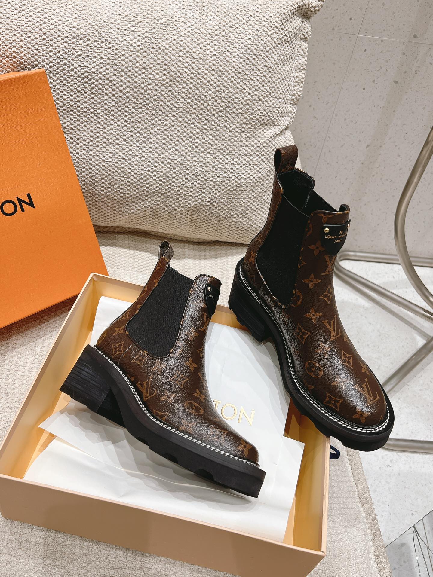 Louis Vuitton Classic Luxury Leather Shoe Loafer Ref 5