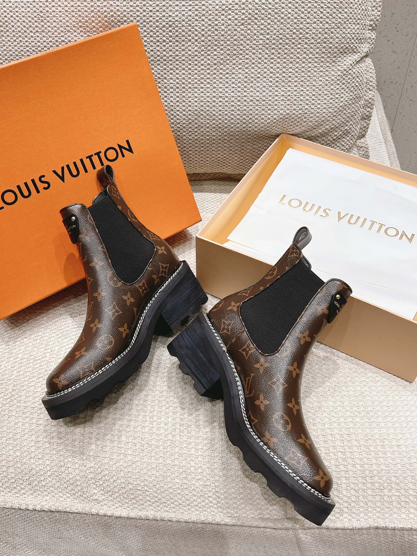 Louis Vuitton Classic Luxury Leather Shoe Loafer Ref 6