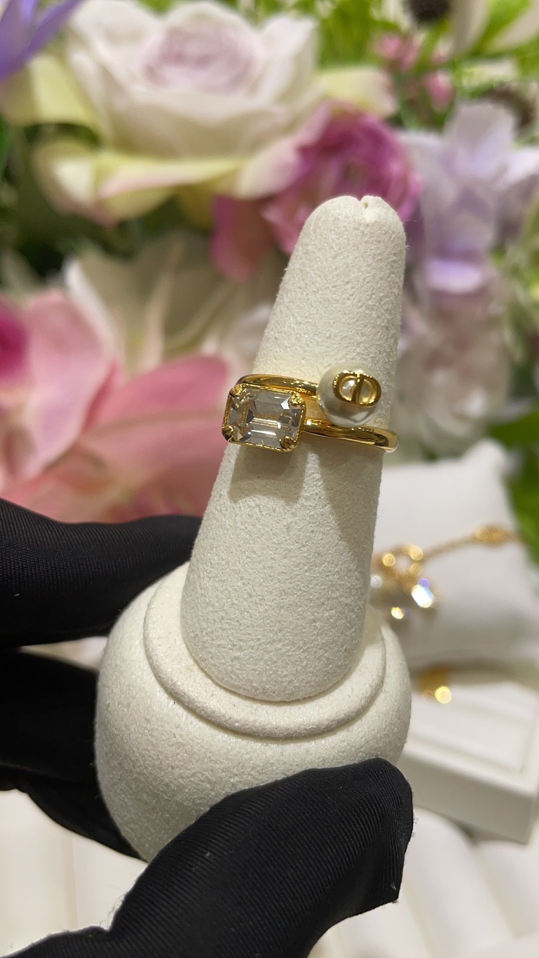 NO:633387,88170 The ring arrived today. The new etit CD pearl square diamond gold twist ring. The twist design of pearl1986090988170今日到货戒指 新款etit CD珍珠方钻金色扭结戒指 珍珠x冰糖方钻的扭结交错搭配设计 很有法式高级感 细节处透露着优雅气质 佩戴上手时髦百搭珠宝感满满 sizeS/M/L对应6-7-8码 z一致黄铜材质 定制珍珠 施华洛钻,,ring,卡迪亚高端饰品,Jewelry