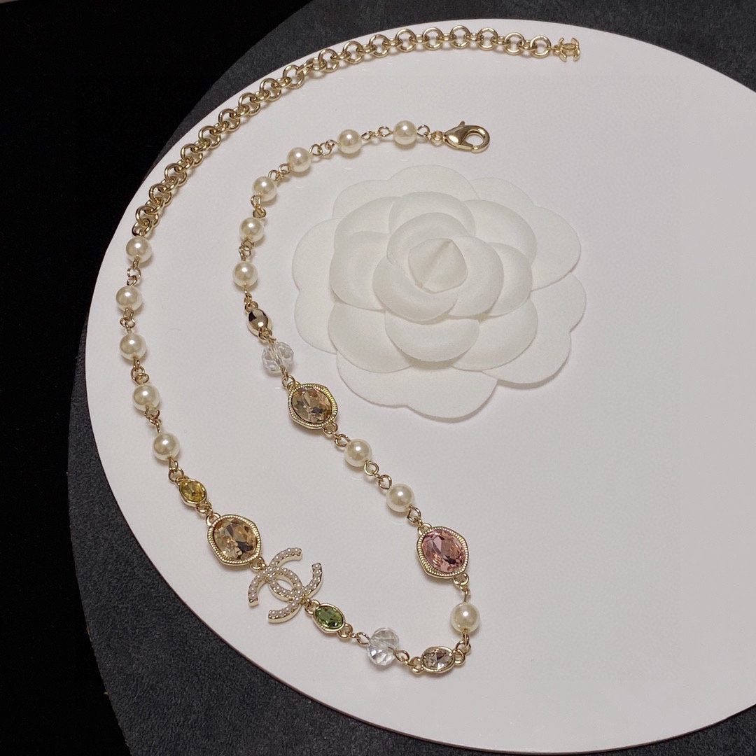 CHANEL🛍🛍香奈儿彩钻水晶🧡项链,经典火热爆款来袭🤑香奶奶这个品牌在时尚女性当中绝对无所不知🧐都知道它的经典与岁月🤟逢必火的一个知名品牌👄同 3