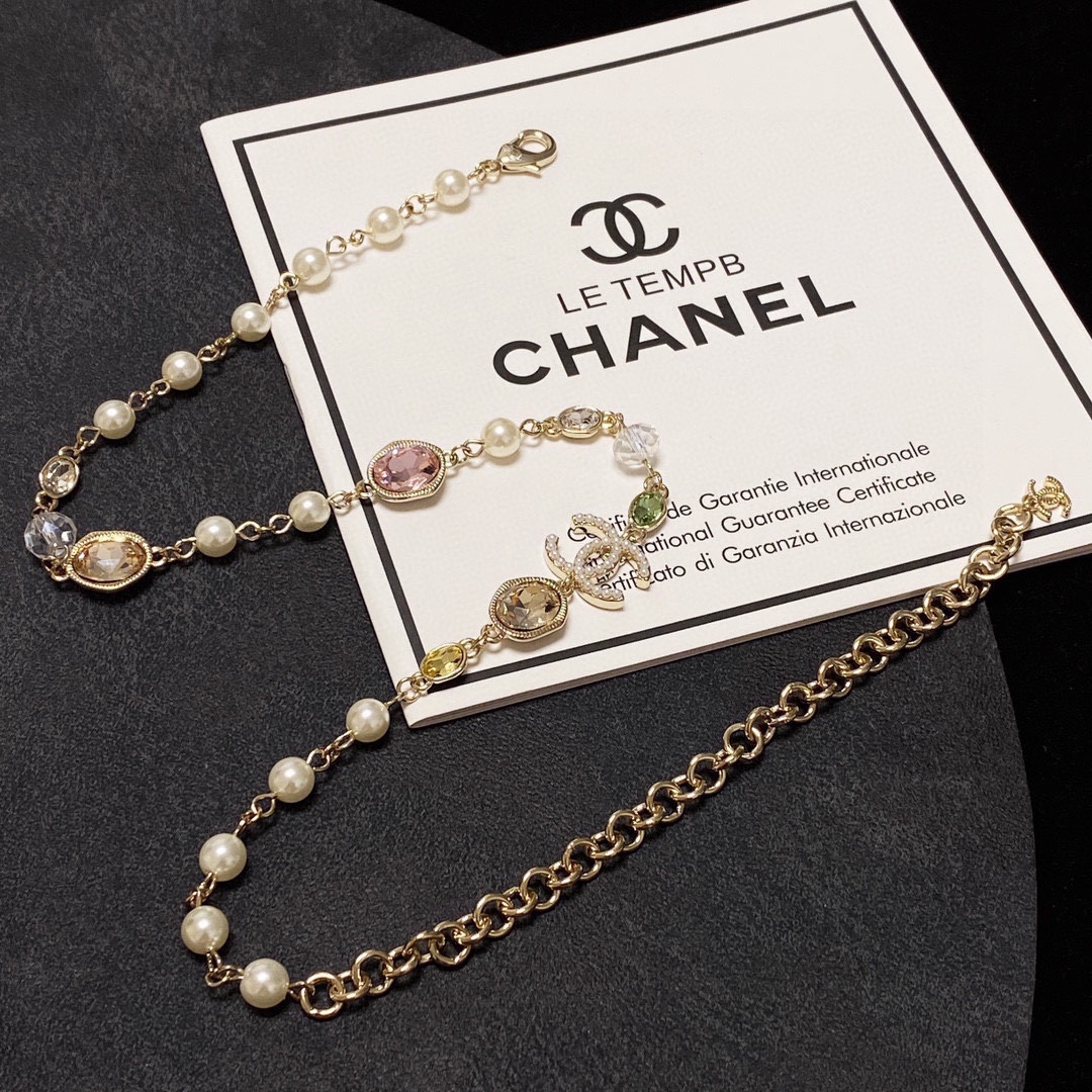 CHANEL🛍🛍香奈儿彩钻水晶🧡项链,经典火热爆款来袭🤑香奶奶这个品牌在时尚女性当中绝对无所不知🧐都知道它的经典与岁月🤟逢必火的一个知名品牌👄同 9